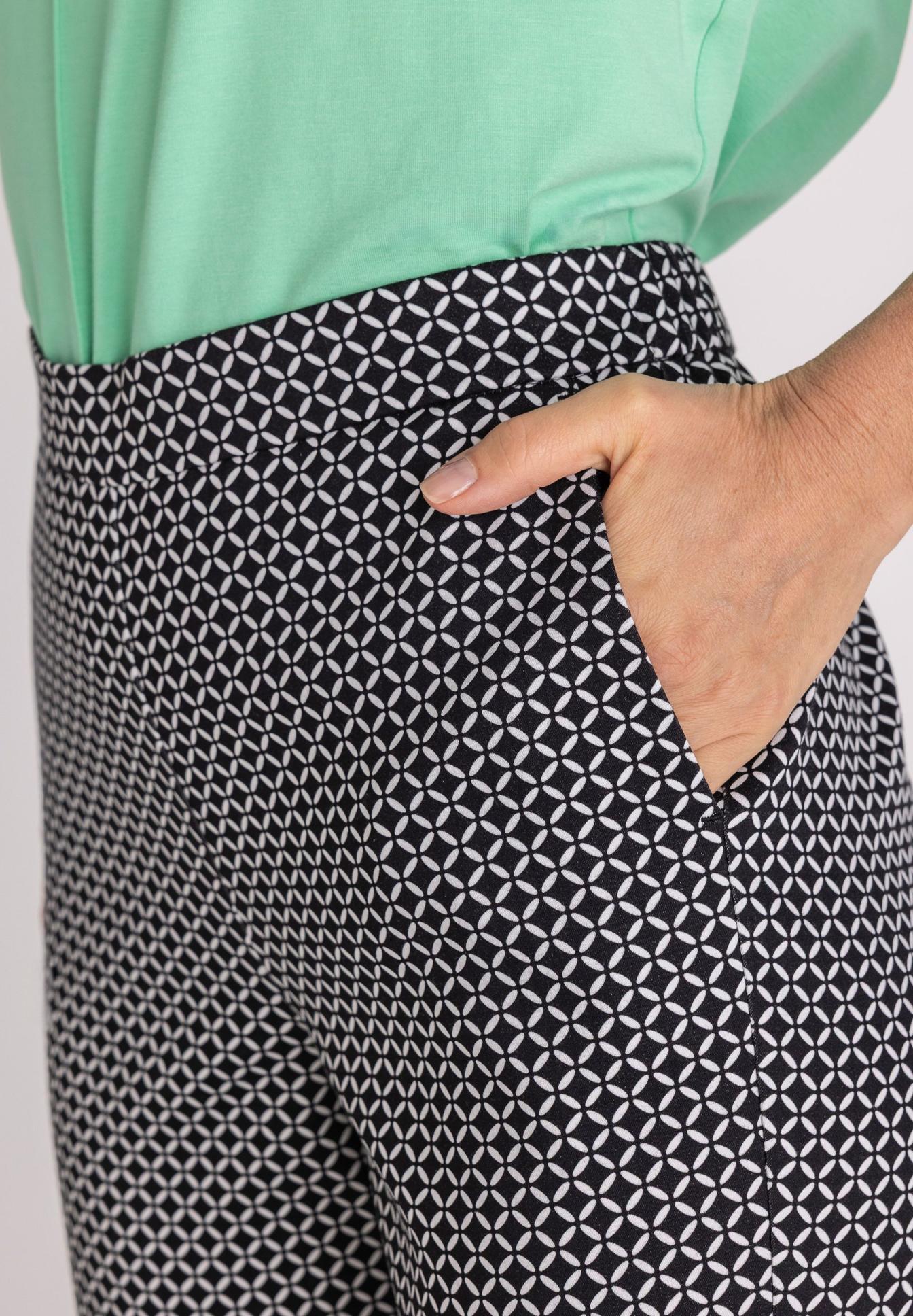 Hose, Nähte, Tasche, Punktmuster, Stoff, Tutteltasche, geometrisches Muster, schwarz weiß, Hose, Tailleband, patterned pants, geometric pattern, black white, pocket, couture fabric