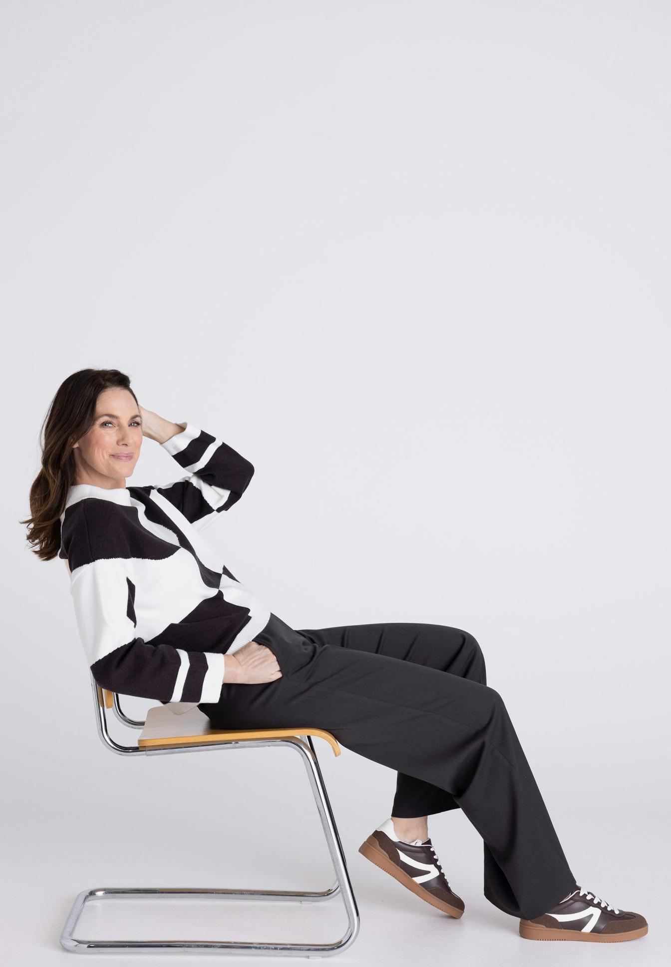 Streifen, Pullover, Schwarz-Weiß, Hose, Lehnstuhl, Kahjavordner, Pullover, Mantelungang, schwarz-weiß, Hose, Strickpullover, Schwarz-Weiß, Sweatshirt, Hose, Modische Schuhe