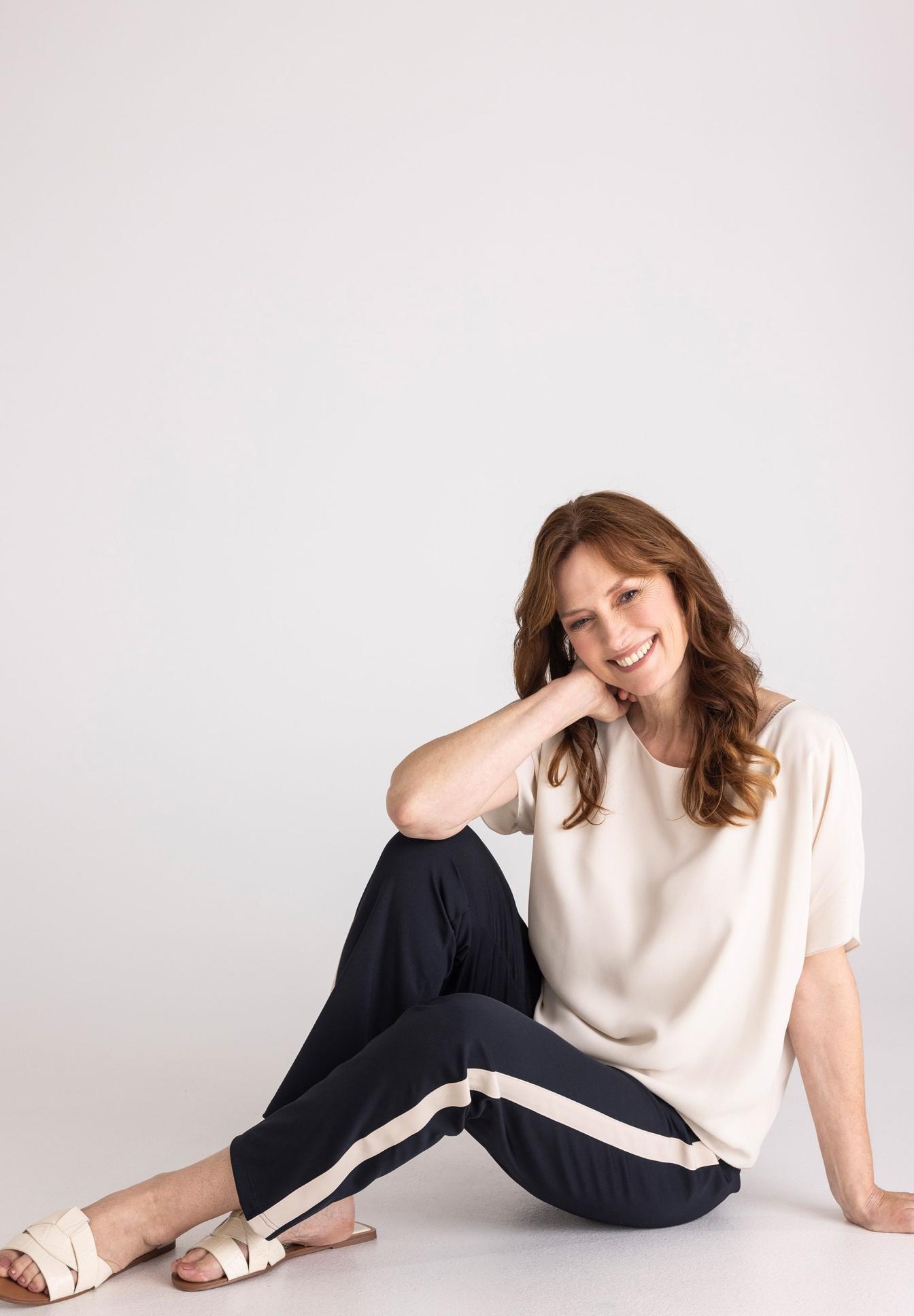 beigeTop, paleBlouse, linenTop, shortsleeve, casualwear, Beige Oberteil, Kurzarm, Crew-Neck, Weiß, Beige Top, bequem, lockere-schnitt, mit-poral, weisses-top, hosen-gestreift, Bequeme Kleidung, Bluse, Hose, Breite Streifen, Sandalen, bluse, polo