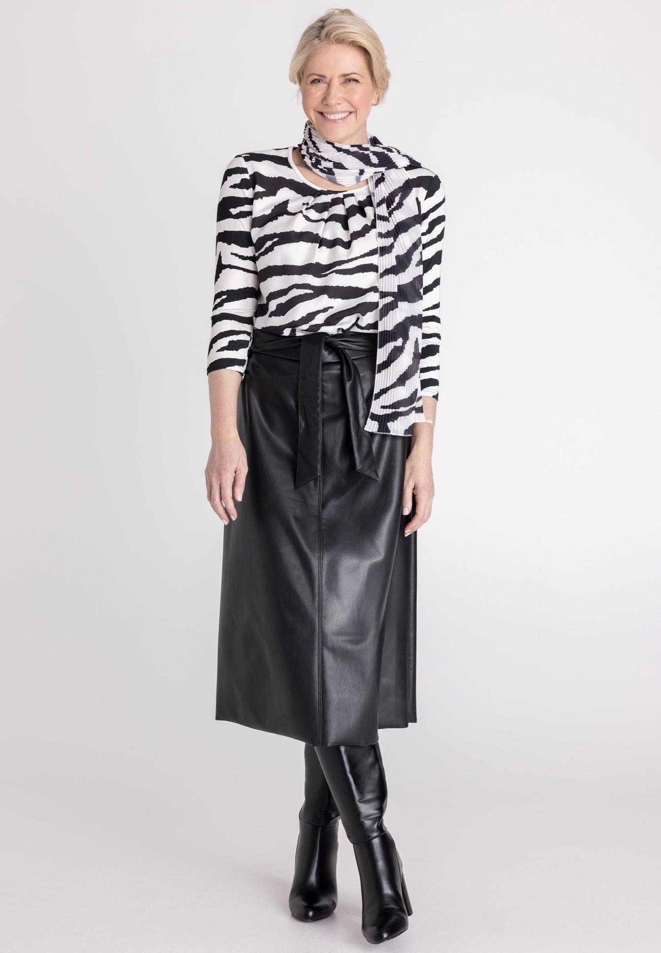 Zebra Muster, Plissee-Rock, Lederlook, Schulterfreies Oberteil, Stiefel, Zebra Muster, Rippenpullover, Langarmshirt, Schwarzer Lederrock, Overknee Stiefel, Zebra Muster, Bluse, Schal, Lederhose, Overknee-Stiefel
