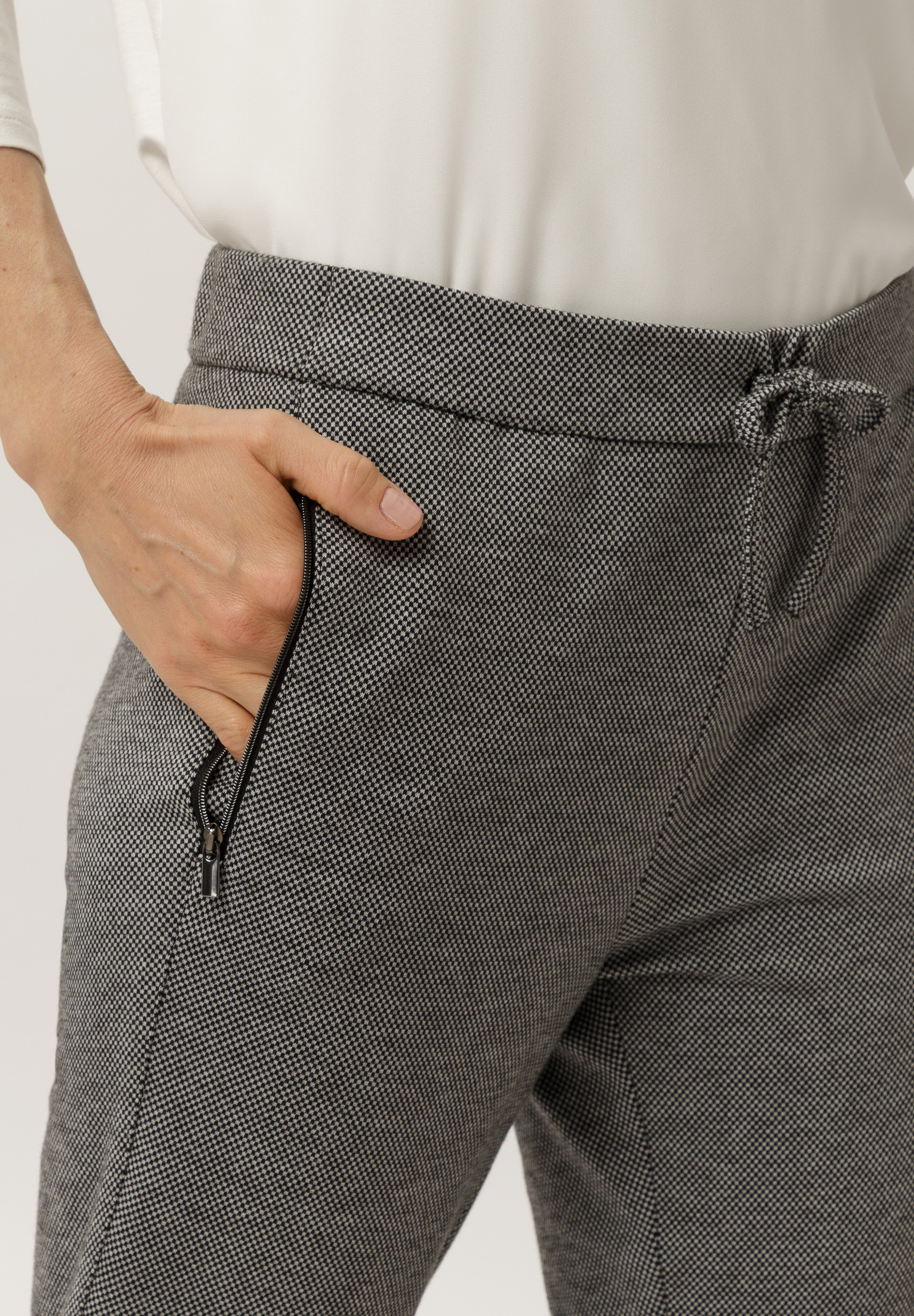 Trousers With decorative zip pockets - Bild 4 Bekleidung, Hosen, Person, Inneneinrichtung, Leinen, Bekleidung, Hosen, Person, Inneneinrichtung, Leinen, Bekleidung, Hosen, Person, Inneneinrichtung, Leinen, Bekleidung, Hosen, Person, Inneneinrichtung, Leinen