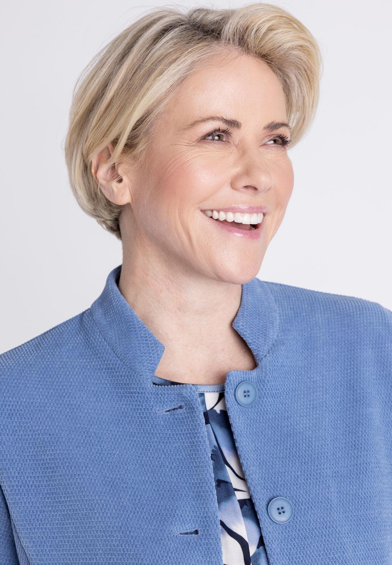haarfarbe-blond, kurze-haare, jacke-blau, knopfverzierung, damenkleidung, kurze frisur, blond, jacke, blau, frau, Kurze_Frise, blondes_Haar, blaue_Jacke, Cardigan, lächelnde_Frau, jacke, blazer, robin, kurze-haarfrisur, blau