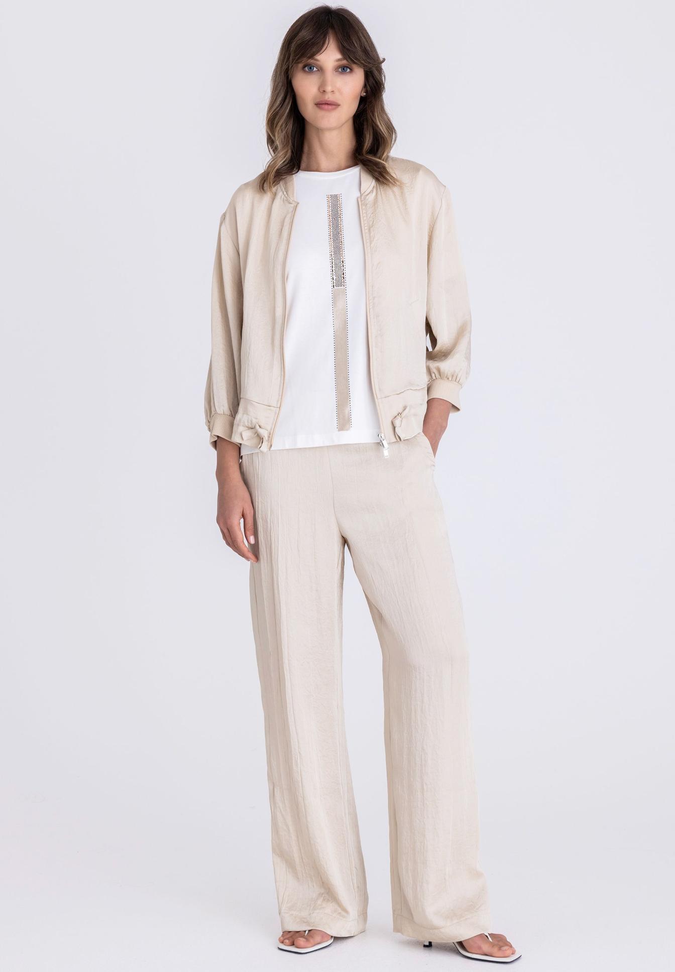 beige jacket, linen pants, weite beinfalenge?, weiße oberteil, Reißverschluss-Detail, jacke, beige, Reißverschluss, weite Hose, loungewear, beige jacke, lange hose, weiss top, lockere passform, ziernähte, Beiges Outfit, Lounge-Set, Jacke, Hose, Weißes Top