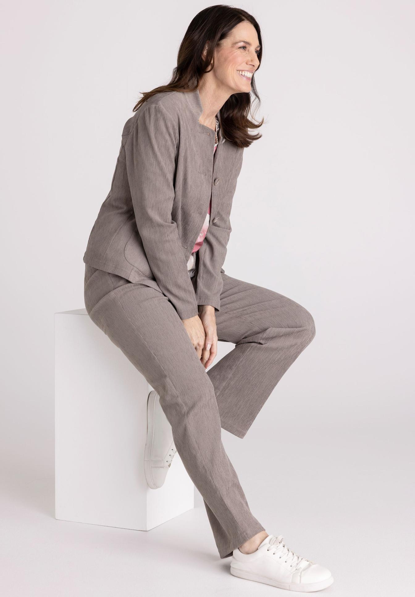 Loungeanzug, Korduroy, Taupe, Set, Weiße Sneaker, jacke, hose, loungewear, linie, grau