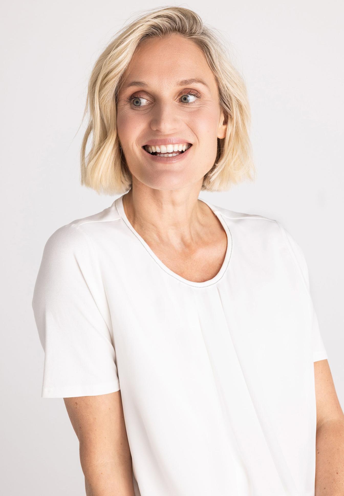 bluse, weiß, kurzarm, rundhals, mobilesknit, bluse, kurzarm, weiß, runde Ausschnitt, damenschnitt, hellblondes Haar, weißes Oberteil, kurzarm, Rundhals, fröhlicher Gesichtsausdruck, bluse, weiß, kurzarm, rundhals, weißes ткань