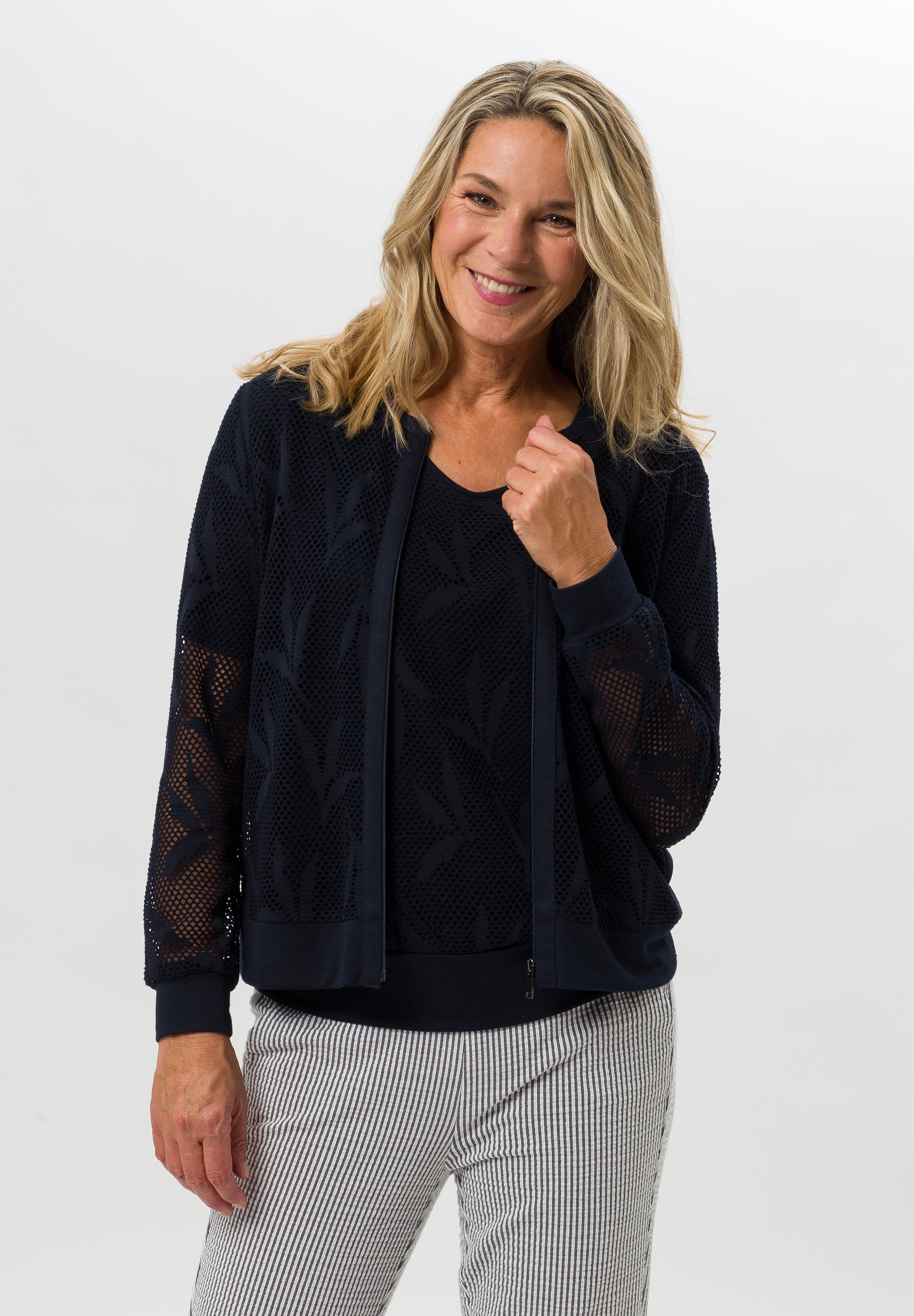 Jacke im Blousonstil mit elastischer Lochspitze Jacke im Blousonstil mit elastischer Lochspitze