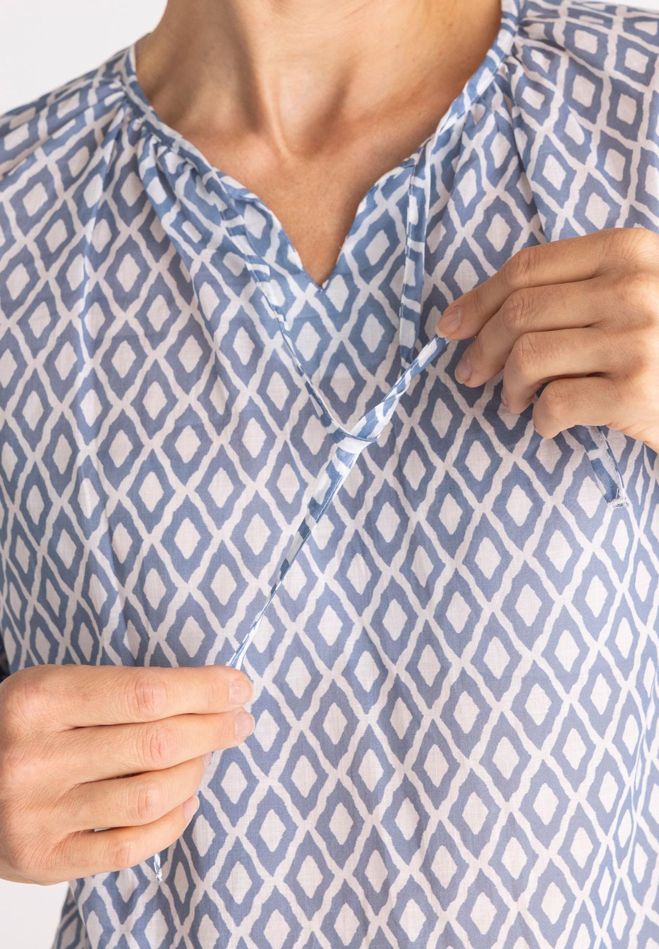 Musterbluse, Diamantmuster, Hellblau, V-Ausschnitt, Langarm