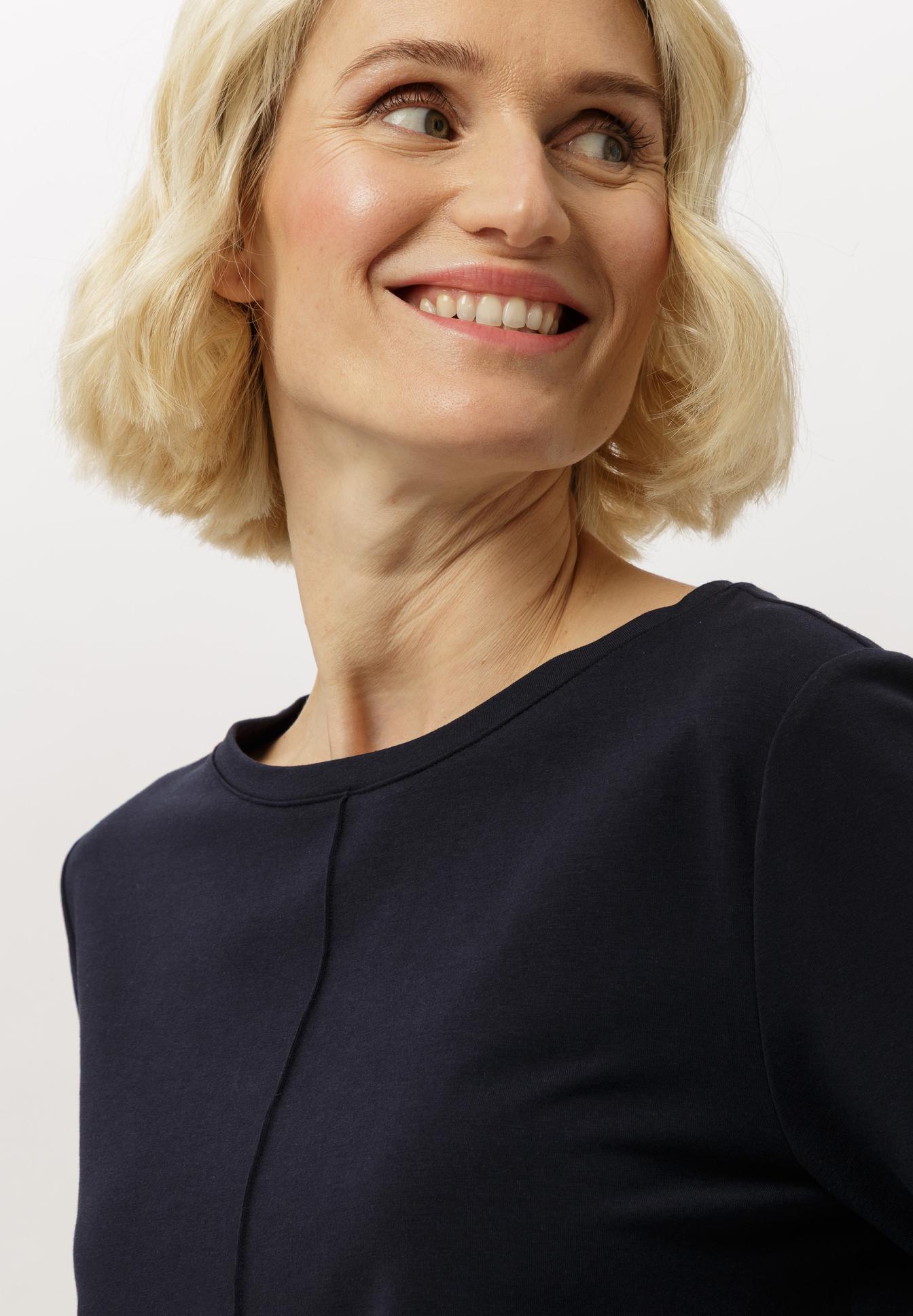 blonde Haare, kurzer Bob, marineblaues Oberteil, Rundhalsausschnitt, einfarbig, bluse, dunkelblau, rundhals, knopfleiste, glatt