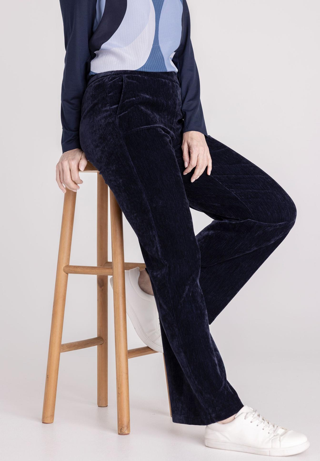 Corduroy, Navy, Hose, Hose mit hohem Bund, Weißer Sneaker, Velvet pants, Navy pants, Corduroy, Straight leg, Casual wear, Velvet pants, Navy color, Flared/straight leg, Corduroy texture, White sneakers
