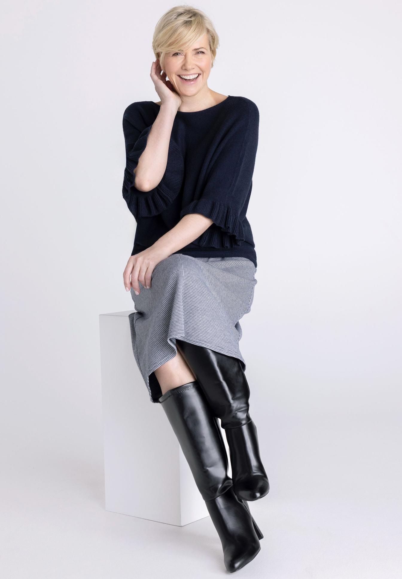 dunkelblaues Oberteil, Knie-Lang Kleid, Stiefel, Knielanger Rock?, Rippenstruktur?, Dunkelblaues Oberteil, Rippenstrick, Bluse, hellgrauer Rock, Overknee Stiefel, Stiefel, Kniehohe Stiefel, Modische Kleidung, Frauenmode, Winteroutfit