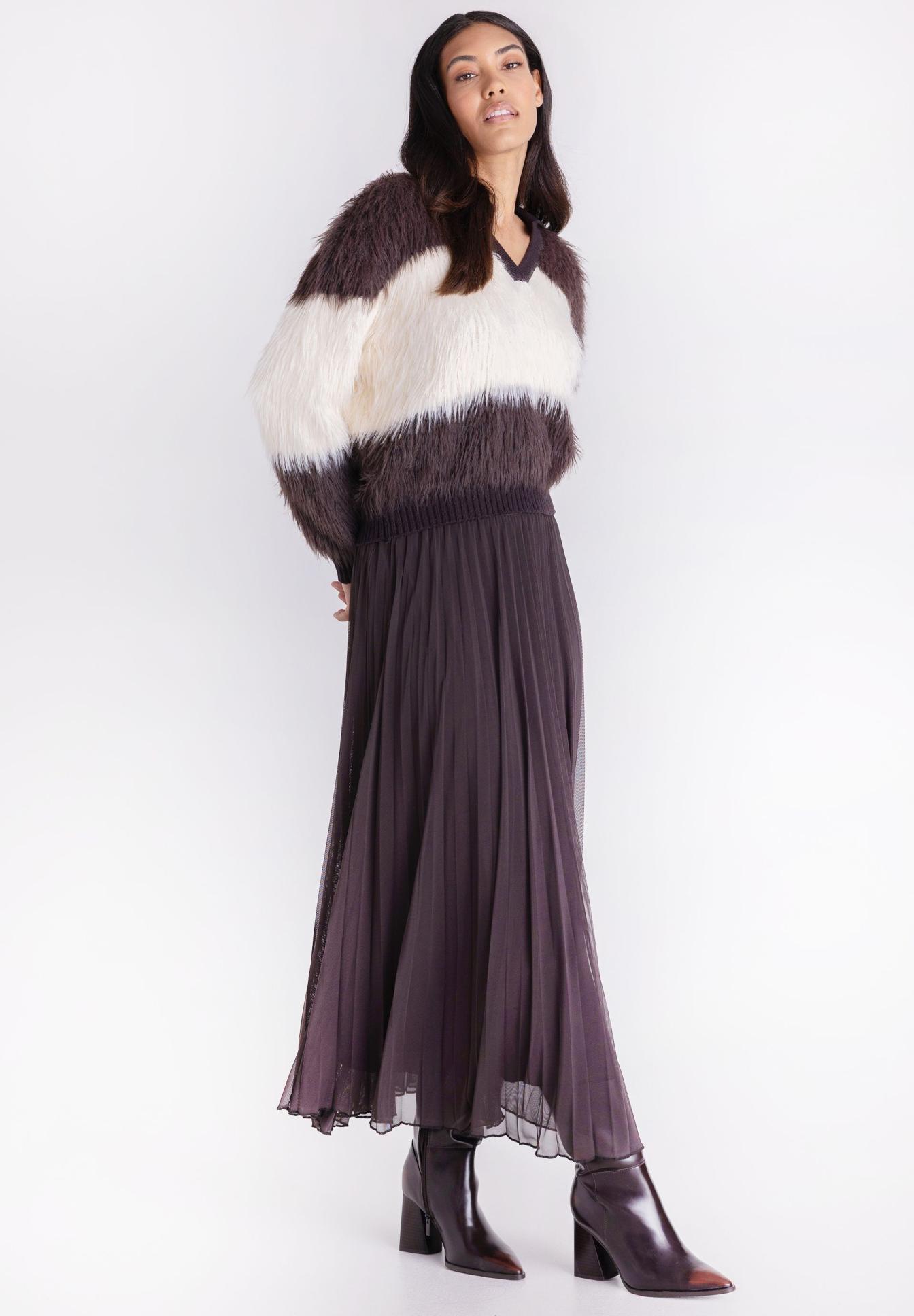 fur sweater, color block, v-neck, plush knit, ankle boots, faux fur, streifenpullover, colorblock, Midirock, Stiefeletten, Fauxfell-Sweater, gefrierimitat Strick, lila Maxirock, plissierter Rock, Stiefel mit Absatz, faux fur, gestreiftes Fell, Pulswärmer?