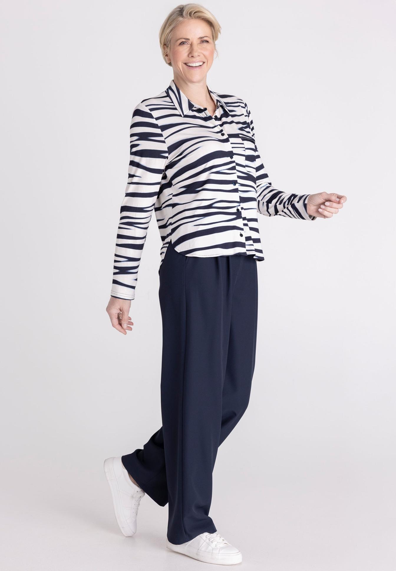 Strickbluse, Zebra Muster, Langarm, Knöpfe, Hose aus Wolle?, Hemd, Streifen, Bluse, Longsleeve, Schwarz-Weiß, Zebra-Muster, Hemdkante, Langarmbluse, Knopfleiste, Weiß-Navy, Strickshirt, Gestreift, Langarm, Hemdblusenkopf, Pantalon