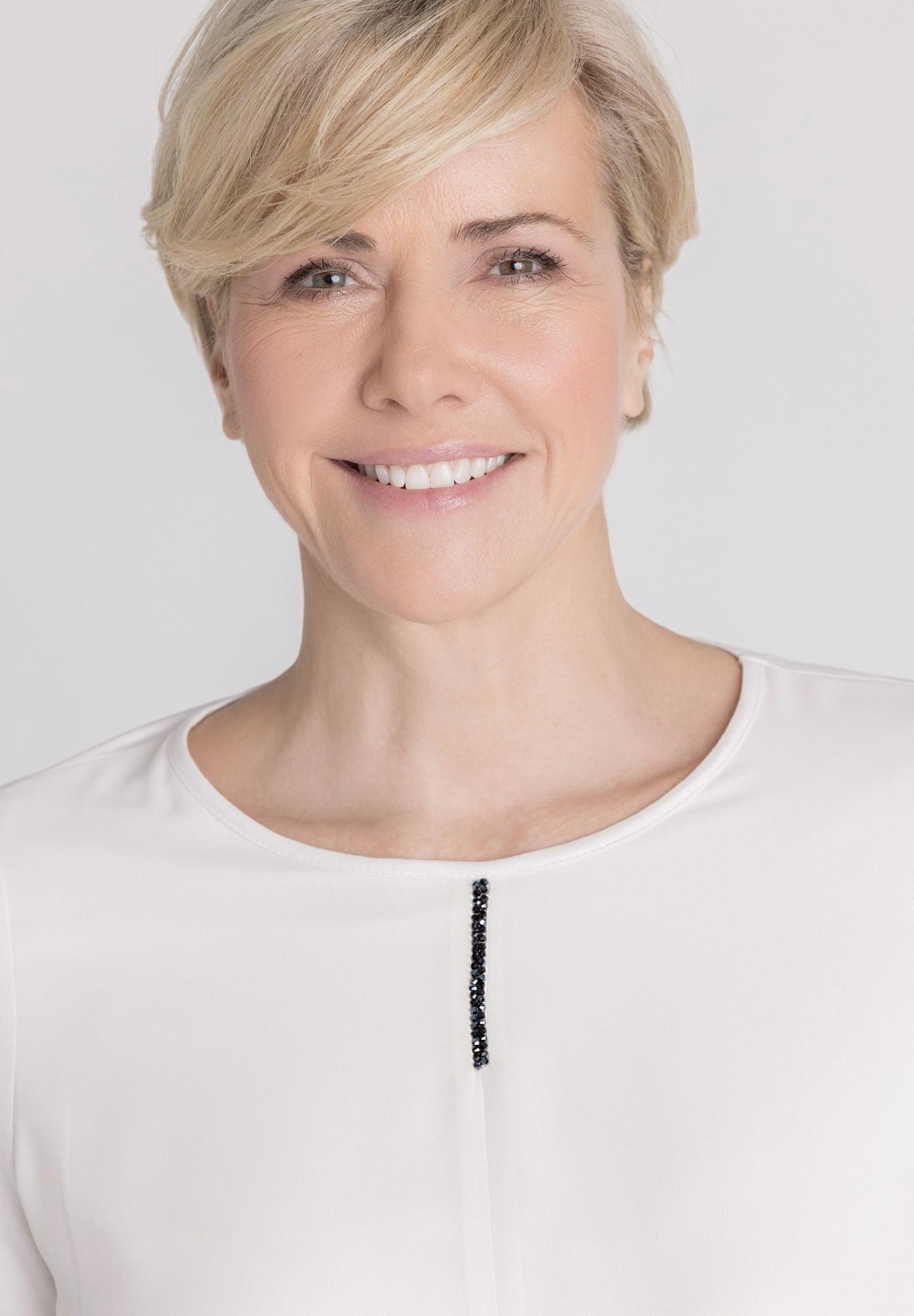 blonde hair, kurze Haare, weiße Bluse, runder Halsausschnitt, Perl-Verzierung, bluse, weiße bluse, kragenlos, pailletten detail, damenmode, hautfreieransicht, weißesoberteil, knotendesign, schmuckapplikation, kurzehaare