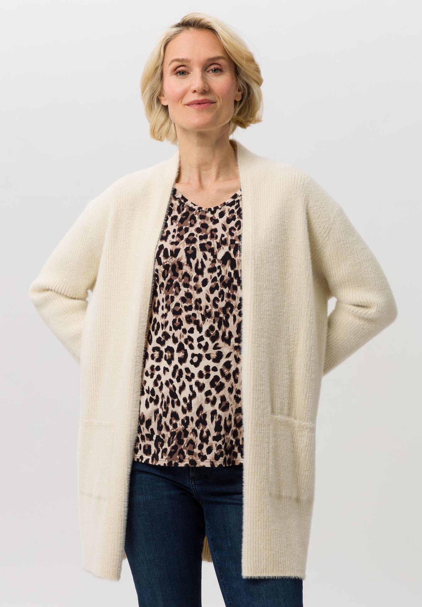 Strickjacke, cremeweiß, offen getragen, Leopardenmuster, Langarm, Strickjacke, cremeweiß, offen getragen, Leopardenmuster, Langarm, Strickjacke, cremeweiß, offen geschnitten, Leopardenmuster, Jeans