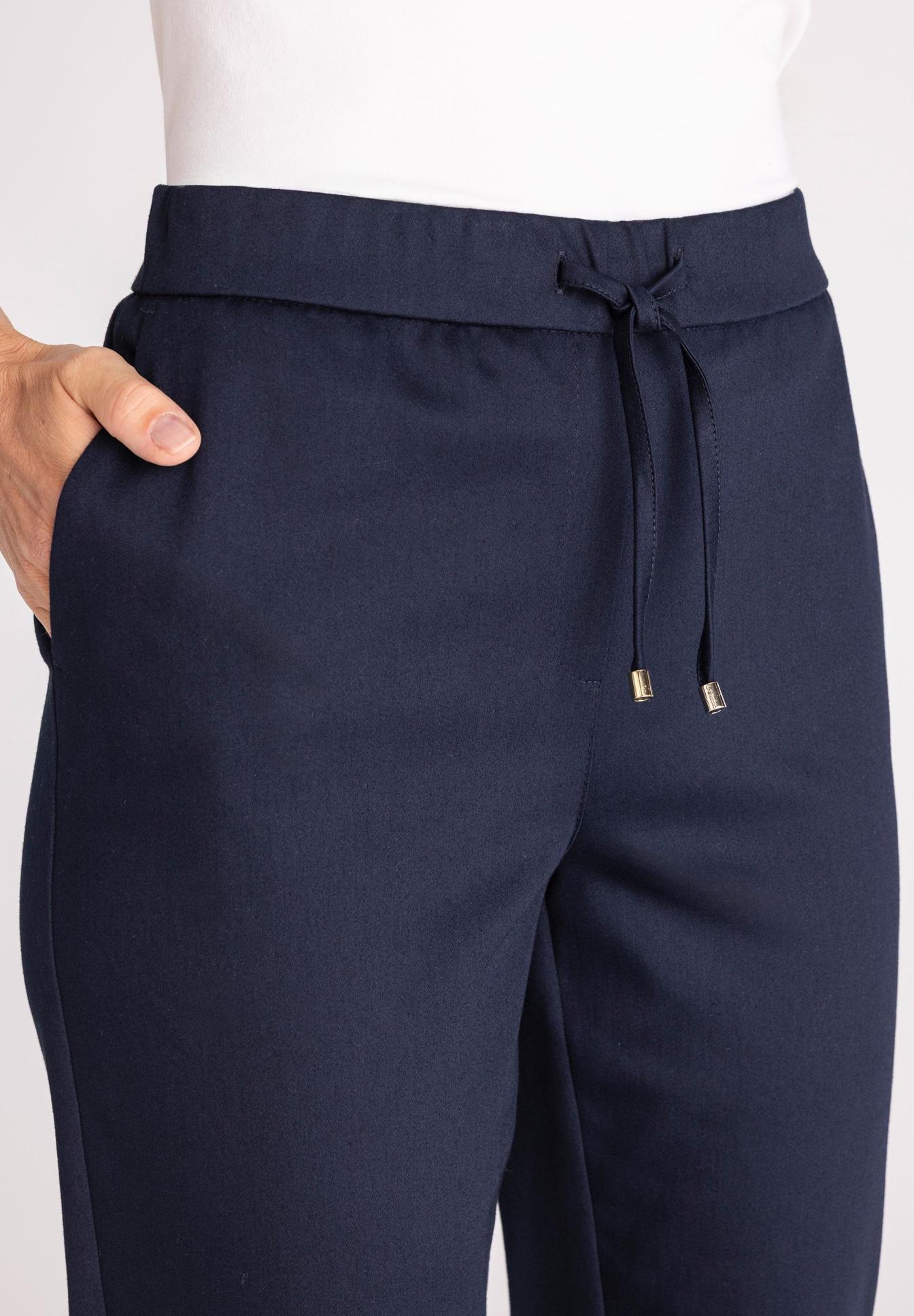 navy pants, drawstring waistband, pocket pants, casual trousers, soft fabric, Hose, Jogginghose, Navy, Gürtelzug, Seitentaschen, Hose, Jogginghose, Navy, Kordel, Taschen, Hose, Jogginghose, Kordelzug, Einfarbig, Seitentasche