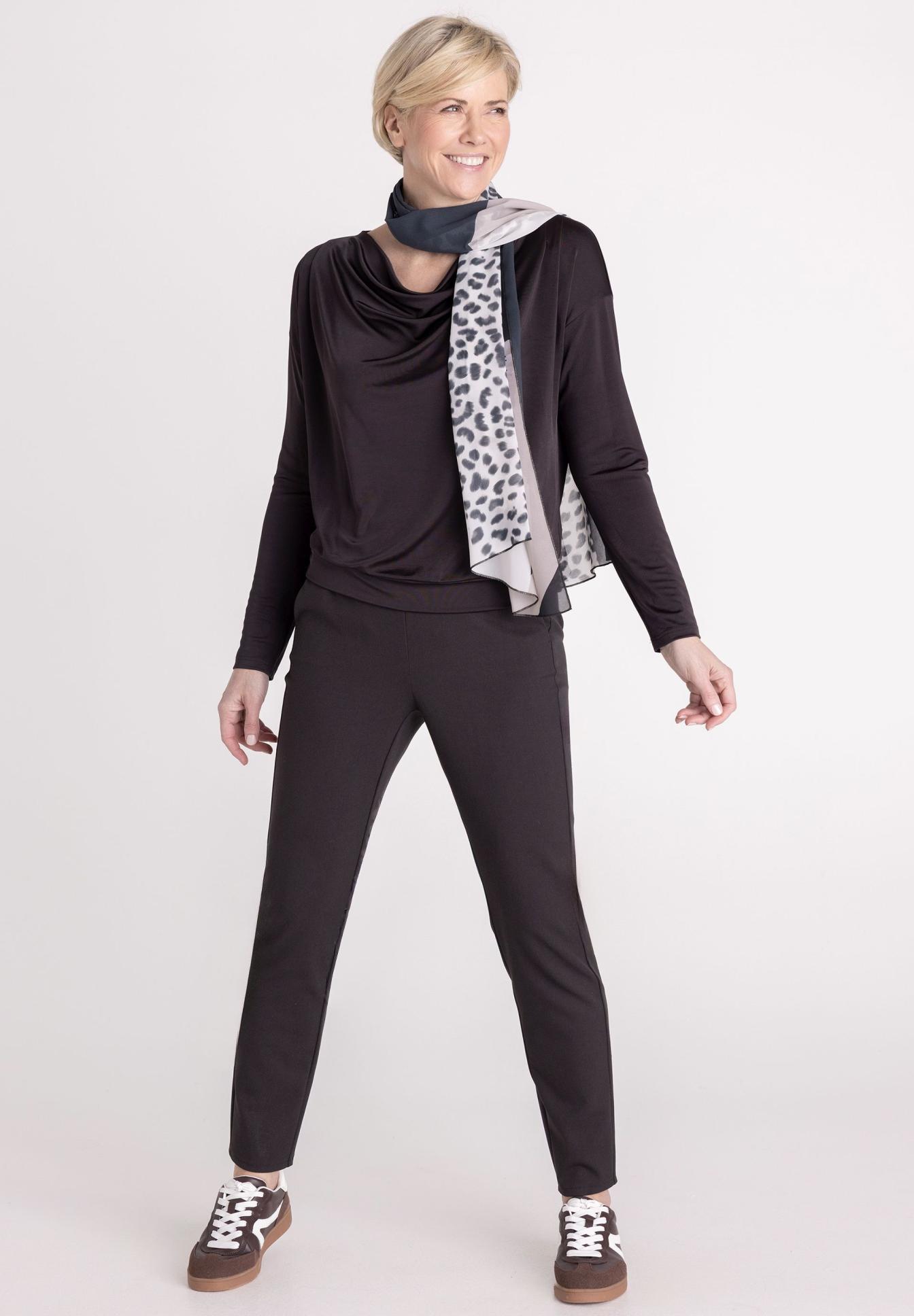 Damenoutfit, schwarz, Langarmshirt, Hose, Schal, dunkelbraun, langeärmlig, pullover, hose, schal, Damenbekleidung, Polohemd, Schal, Leoprint, Schwarz
