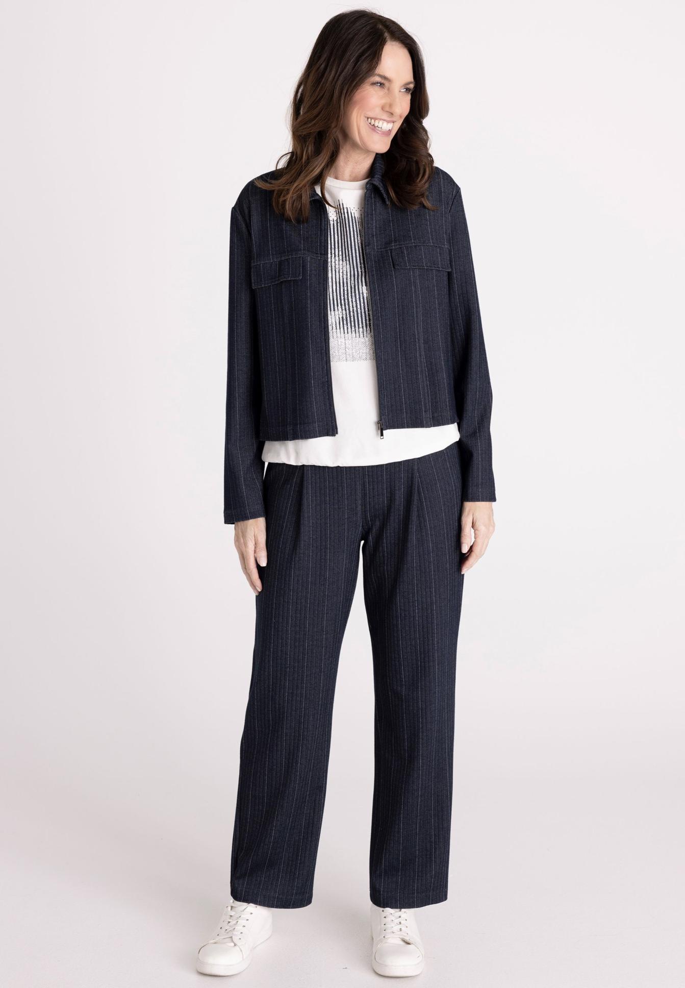denim, jacke, hose, streifen, frauen, jeansjacke, pinstripe, denim, pantalon, weiße-sneaker, Damenjacke, Denim, Cordjacke, nadelstreifen, feiner Streetwear, Hemdjacke, Jeansjacke, Pinpoint-Streifen, Dunkelblau, Set aus Hose und Jacke
