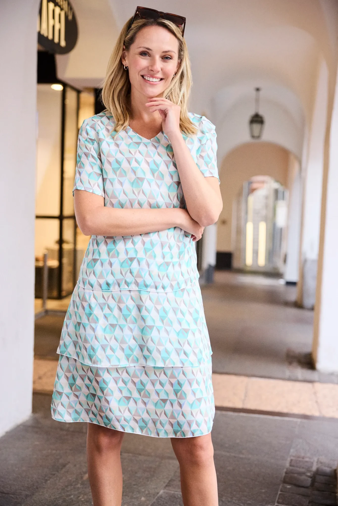 Dame in einem hellblauen Sommerkleid 