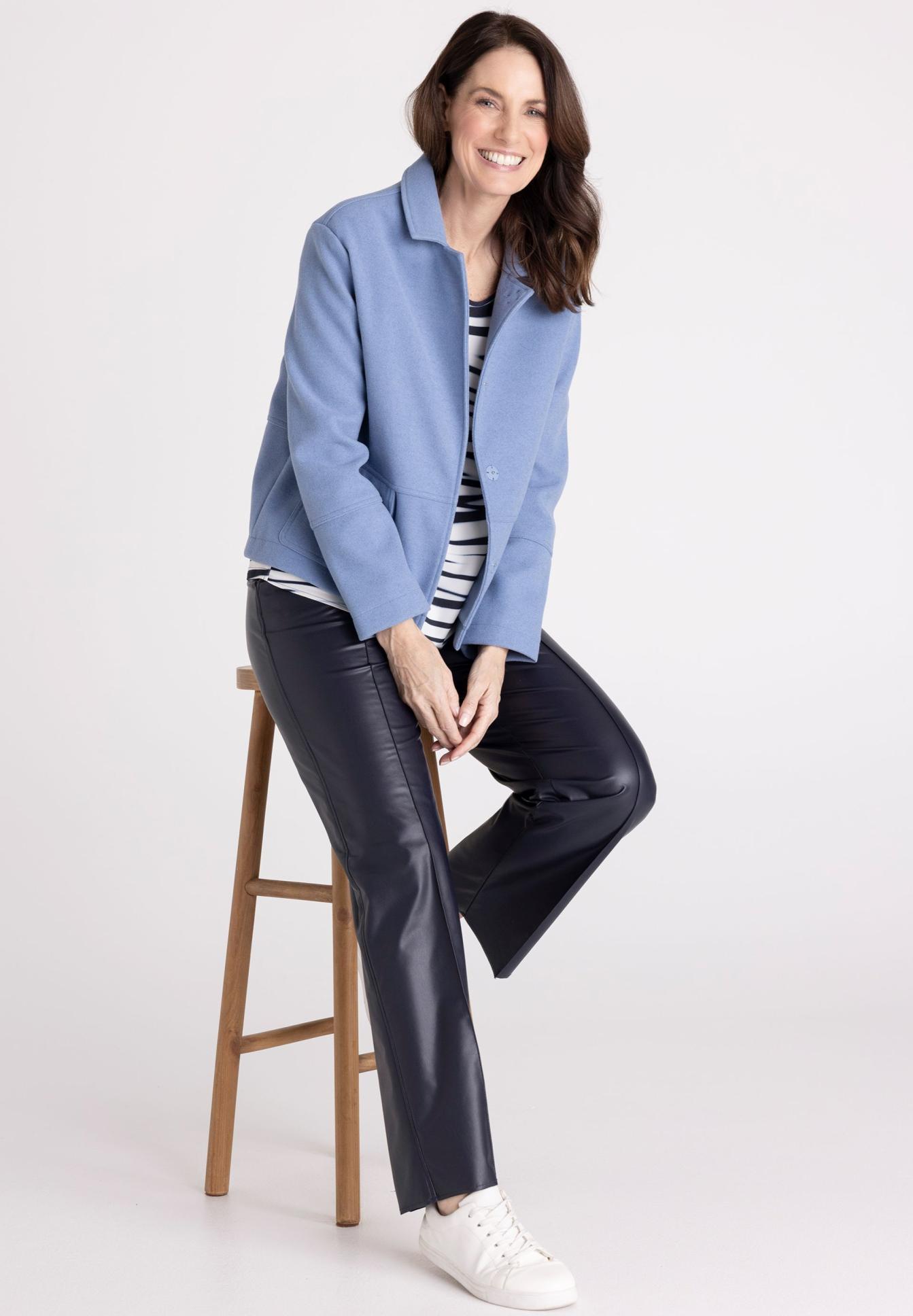 blaues jacke, coat, strickjacke, lederlook hose, weiße sneakers, blazer, jacke, hellblau, strickmuster, strickoberteil, blazer, jacke, hellblau, lässige mode, strickstreifen, blazer, hellblau, jacke, mantel, frau