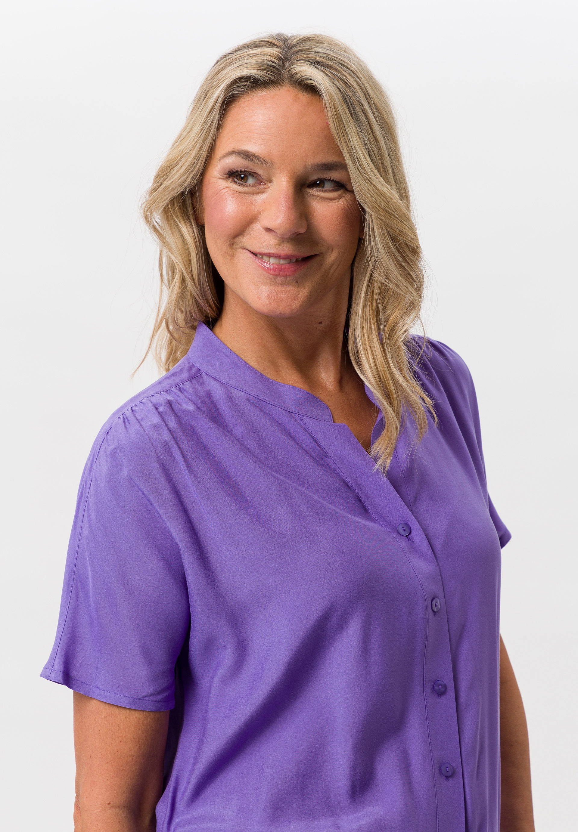 Bluse mit Smokbund und überschnittener Schulter - Bild 4