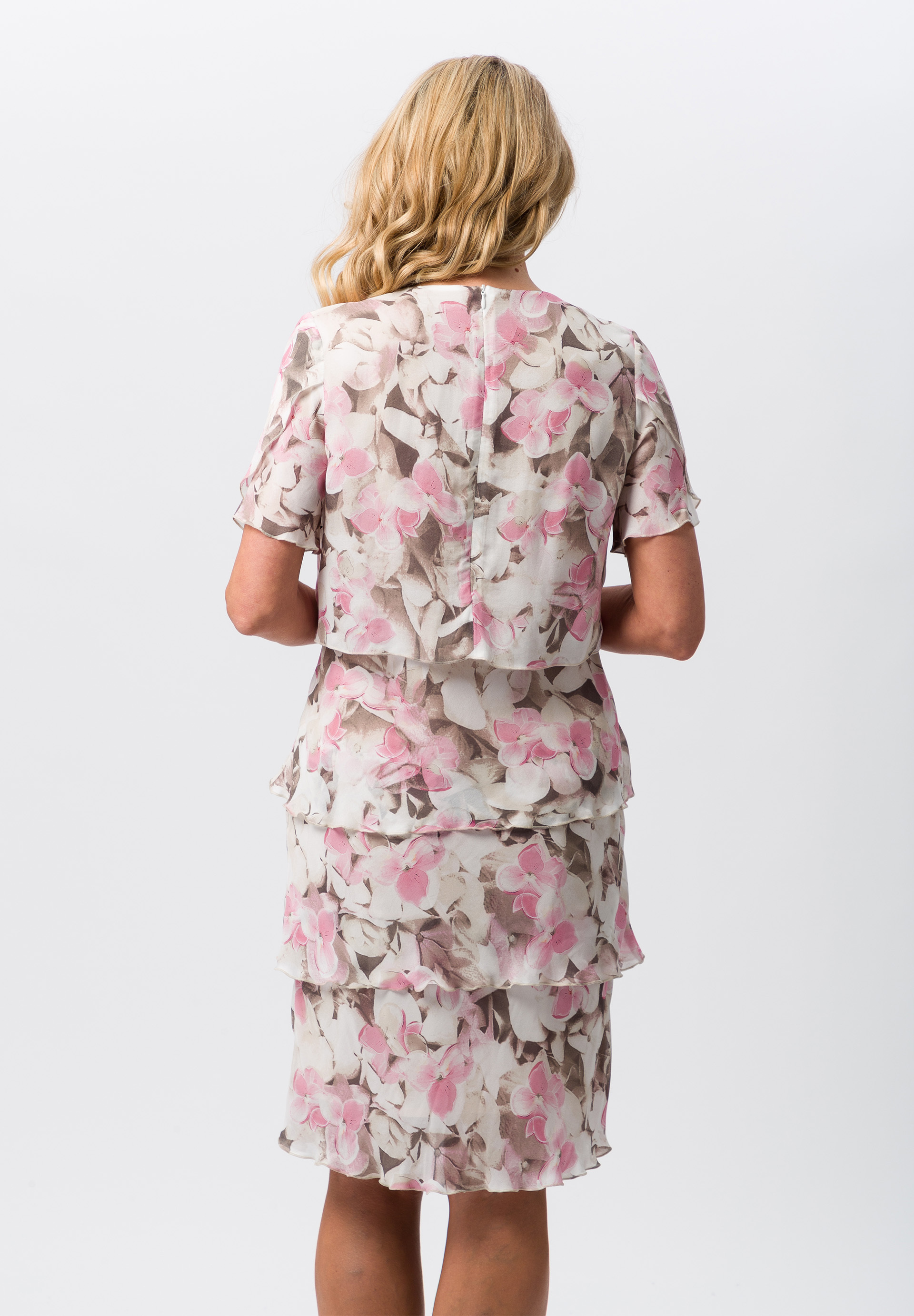 Tiered dress in knee-covering length - Bild 2 Tiered dress in knee-covering length - Bild 2