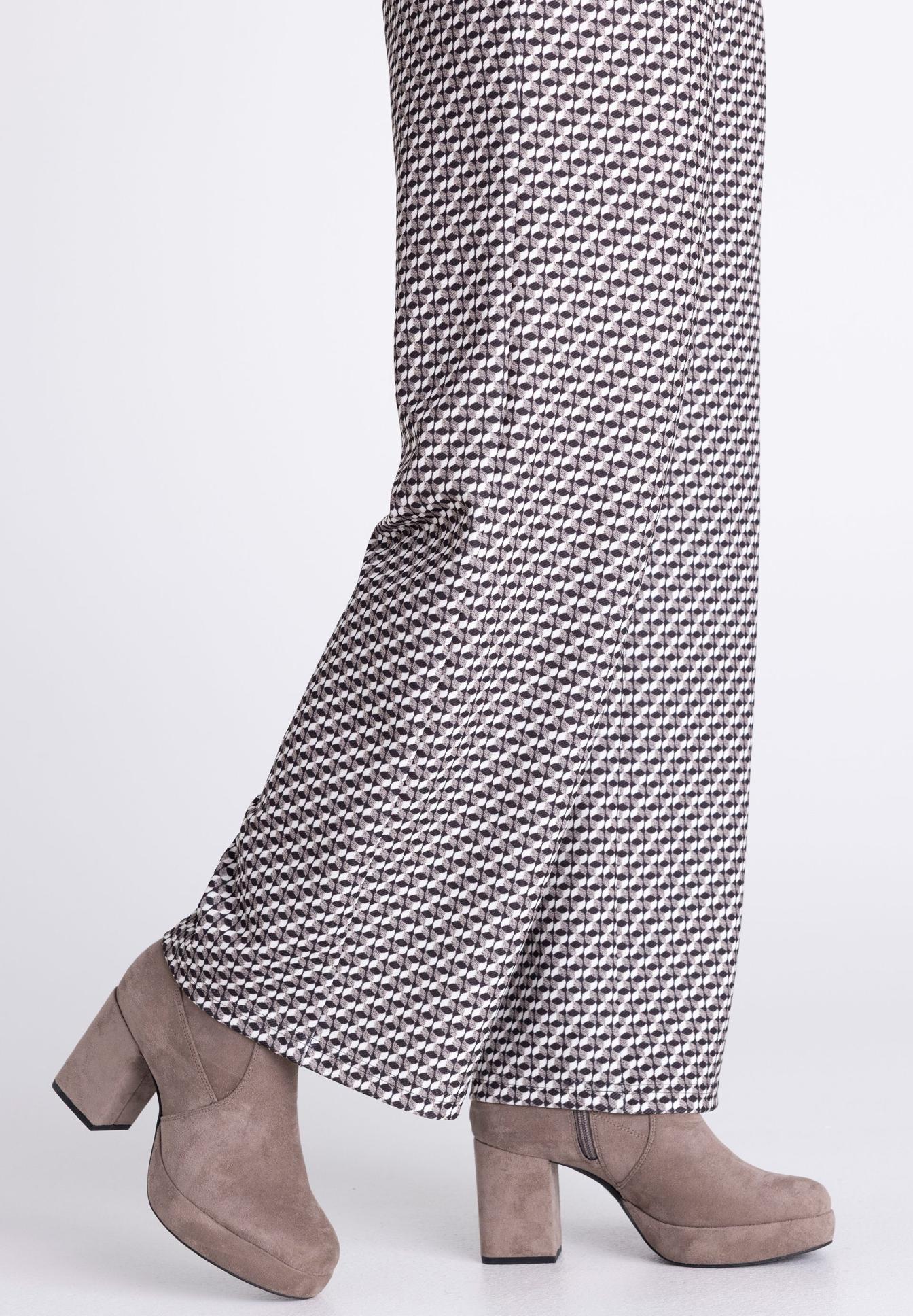 Hose, Patterned pants, Flared pants, Beige boots, Block heel