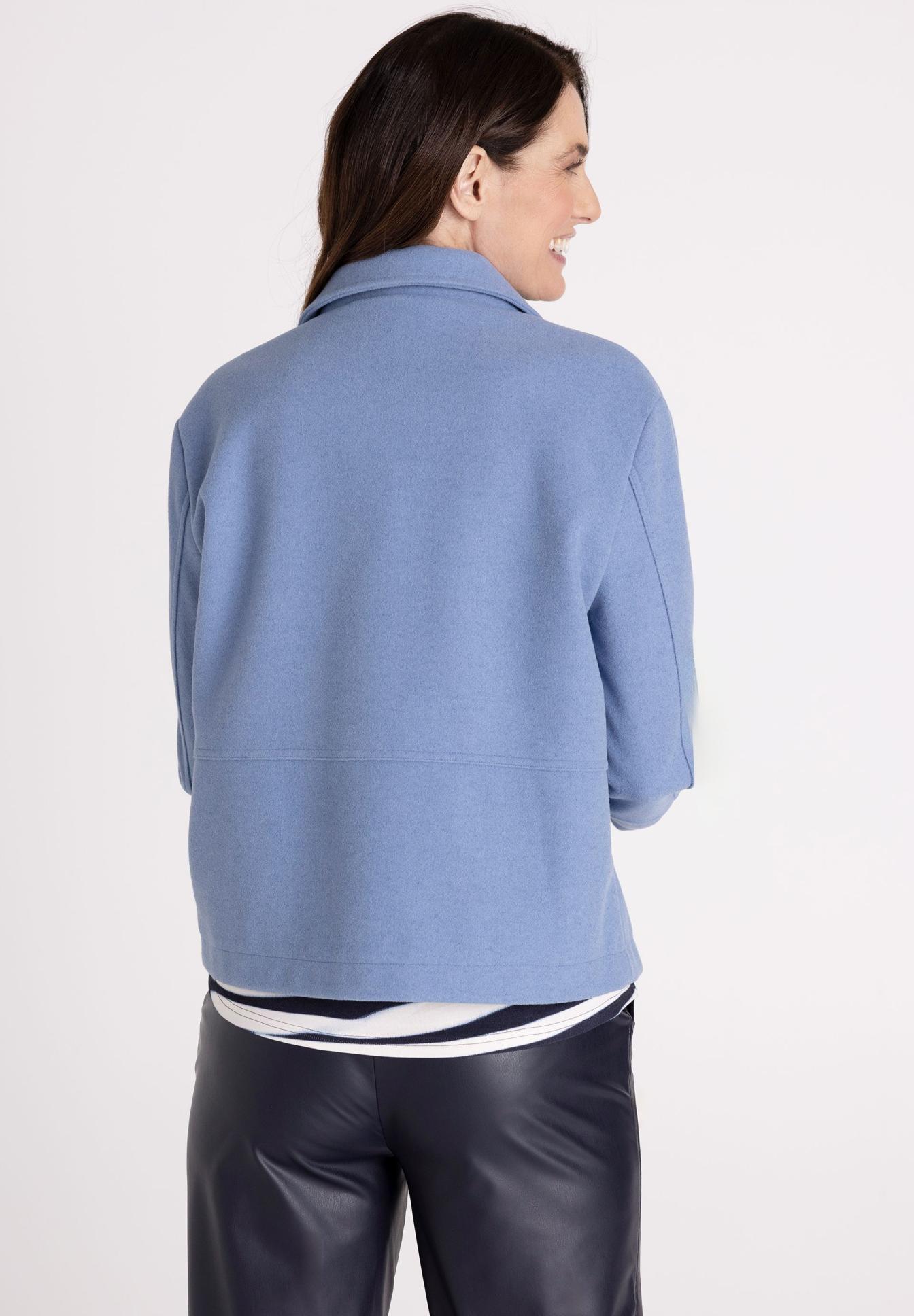 blauer pullover, casualjacke, fleece, oversized?, blau, blaue jacke, soft jacket, umhangender kragen, locker, wechseljacke, blouson, jacke, blau, kragen, rückseite, jacke, blauer mantel, fleece, damenmode, rueckansicht