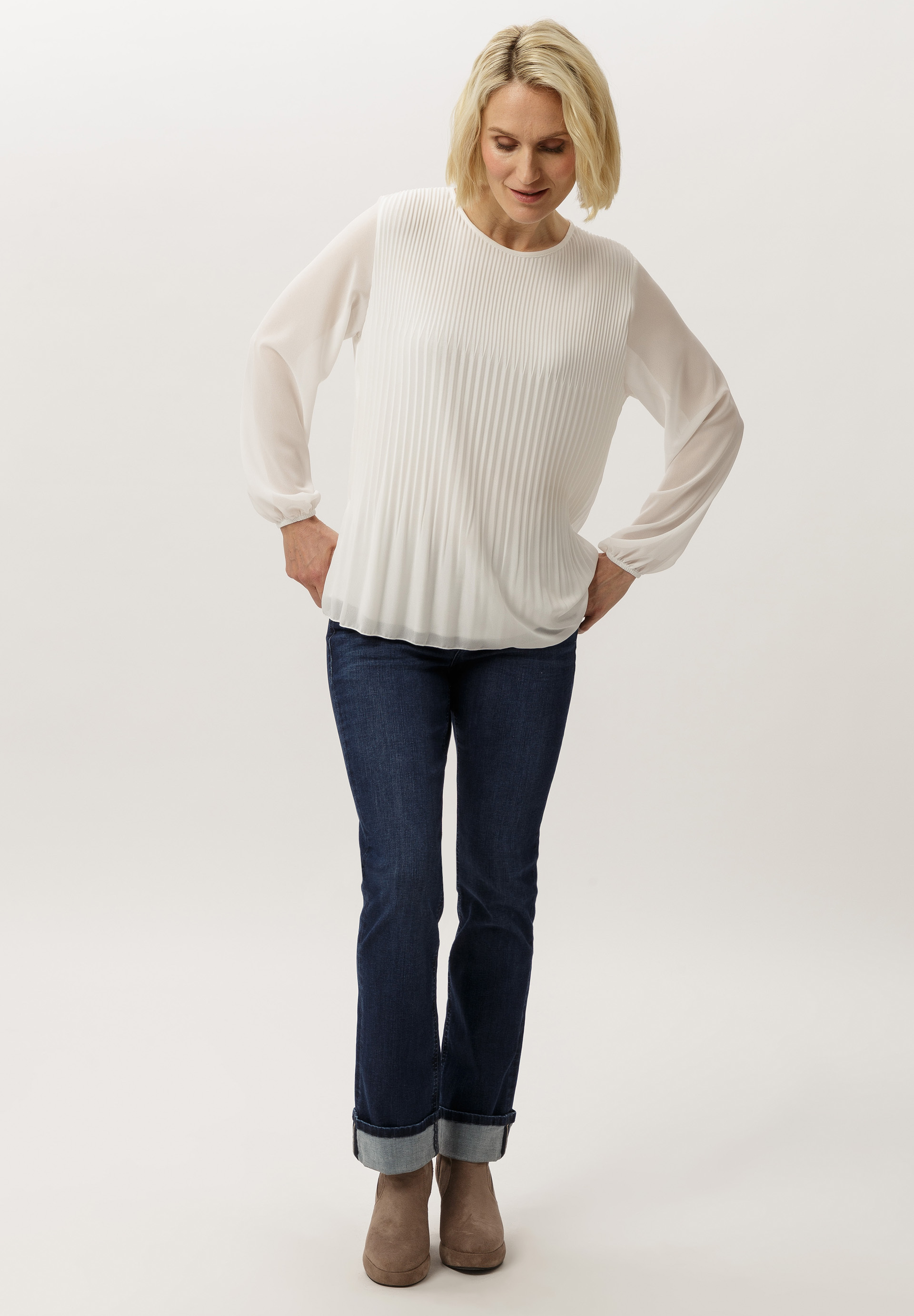 Jeans mit Aufschlag und Schmuck - Produktbild 2