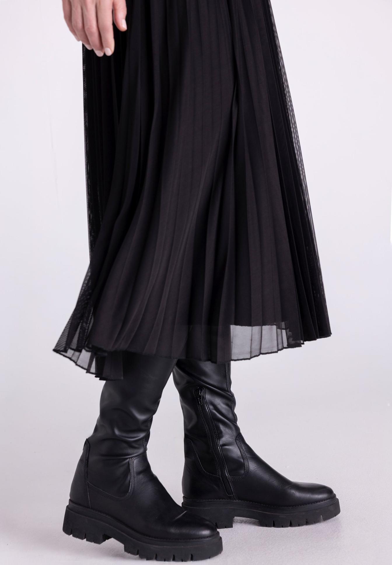 Schwarze Stiefel, Plateausohle, Reißverschluss, Plisseerock, Schwarzer Tüll, Schwarze Stiefel, Plateausohle, Seitlicher Reißverschluss, Lederoptik, Plisseerock, Schwarze Stiefel, Kunstleder, Reißverschluss, Profilsohle, Plisseerock