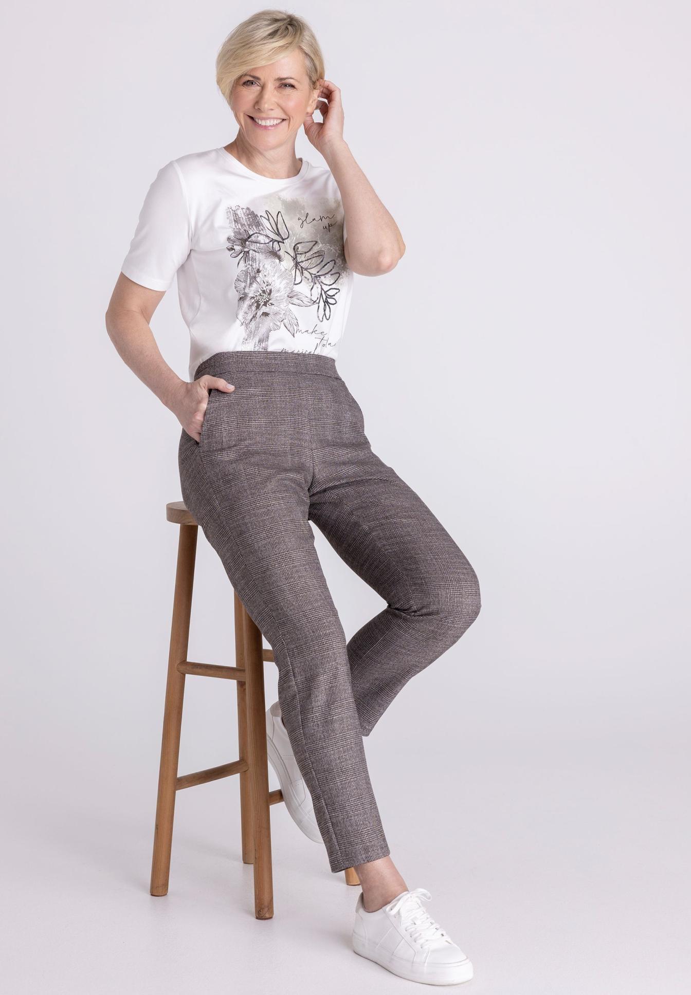Hose, Weißes T-Shirt, Riemenlose Muster?, Polohemd, Weißes T-Shirt, Blumenmuster, Grau gemusterte Hose, Sneaker, Hose, Grau, Glättend, High-Wit, Jersey-Top, Hose, Chino, Hahnentritt, Graue Hose, High-Wit