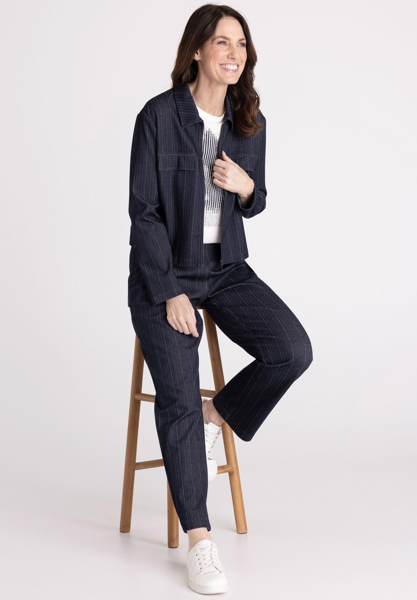 Dunkelblaues Jacket, Pinstripe, Pantsuit, Jeansjacke, Lackleinen?, Damenjacke, Hemdjacke, Jeansjacke, Streifenoptik, Dunkelblau, Jeansjacke, Nadelstreifen, Damentsak, Hose, Mantel-Set, Denim, Jacke, Hose, Streifen, Casual