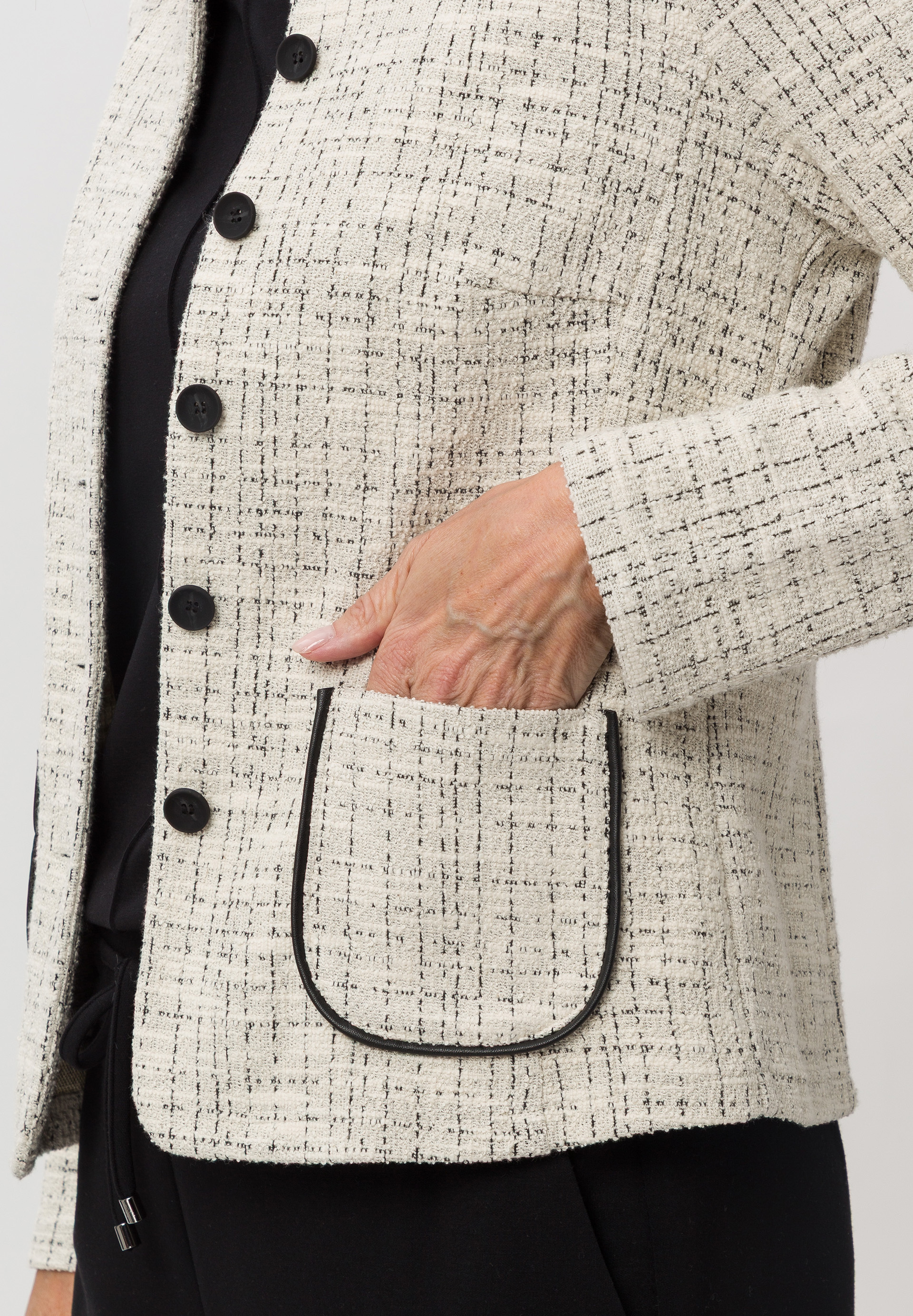 Blazer mit Piping-Akzent - Bild 4 Strickwaren, Pullover, Blazer, Mantel, Person, Strickwaren, Pullover, Blazer, Mantel, Person, Strickwaren, Pullover, Blazer, Mantel, Person