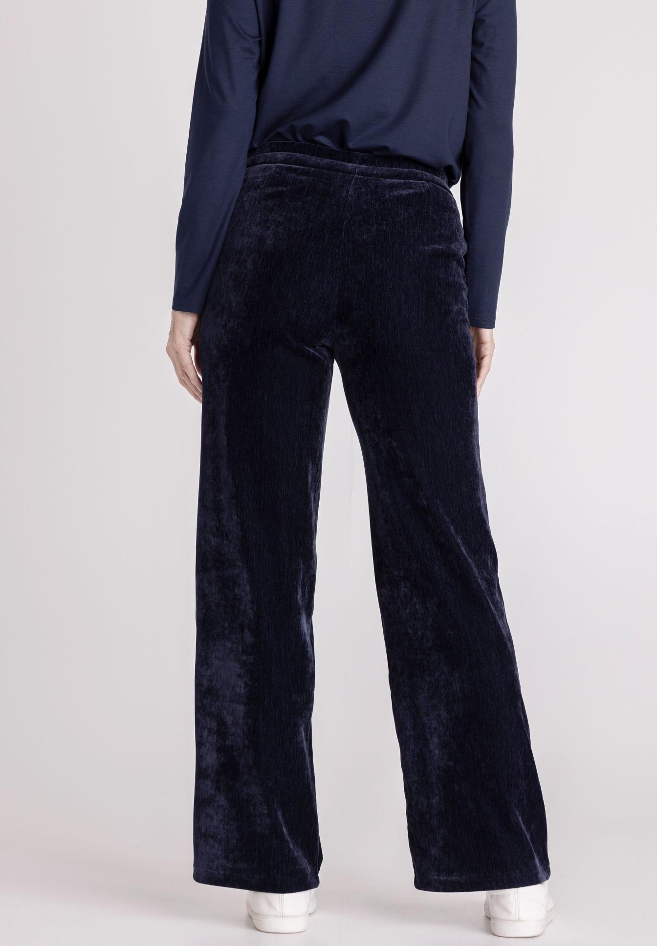 Velvethose, weite Beine, dunkles marineblau, Rückansicht, weiches Material, velvet pants, weite Beine, dunkelblau, Rückansicht, weiche Textur, Velvet pants, Weite Passform, Navyblau, Hoher Bund, Rückansicht, hose, lederhose, Velours, Pantalon, weite Beine