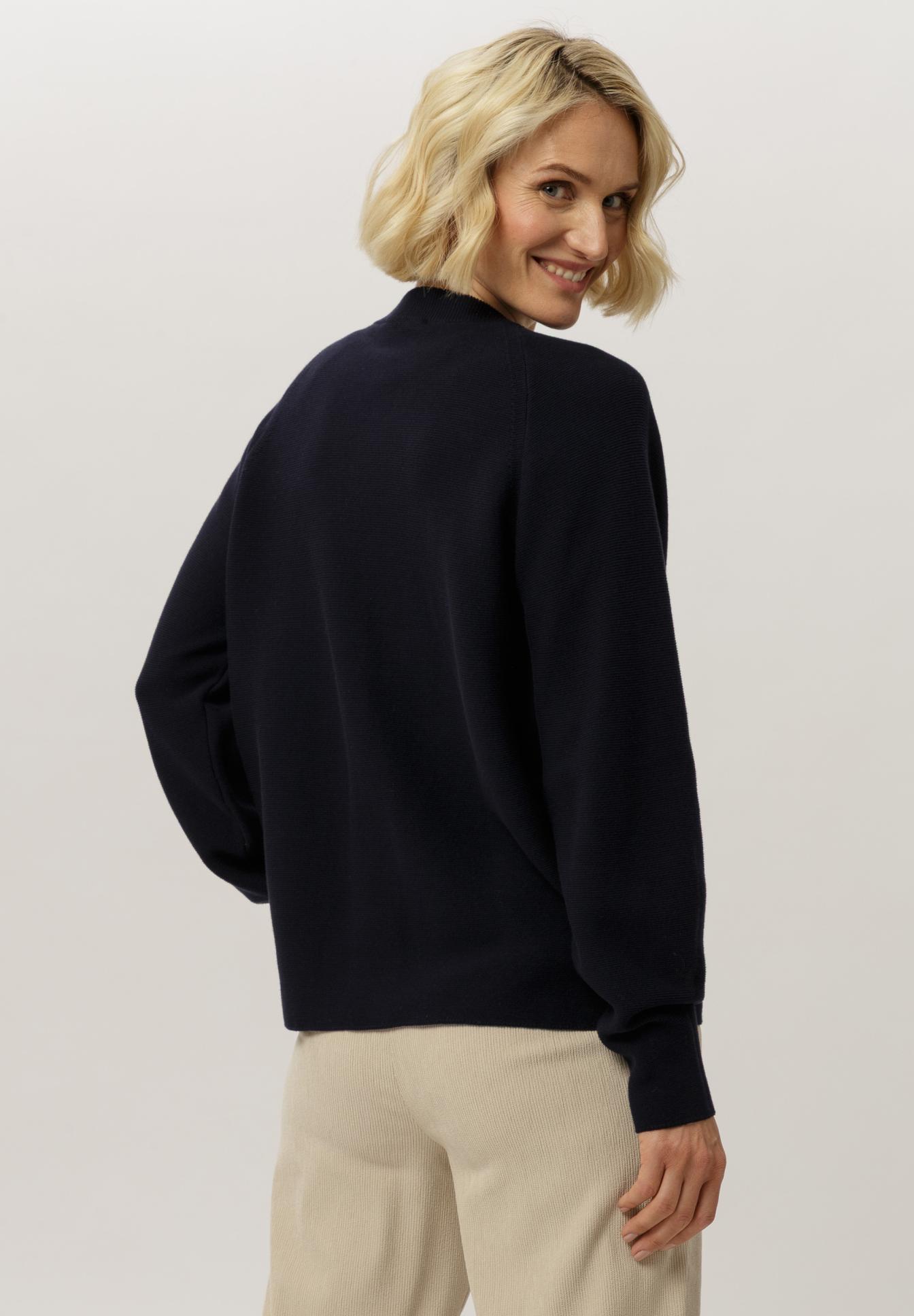 navy sweater, crew neck, long sleeves, soft knit, oversized fit, dunkelblauer Pullover, Rückenansicht, Sommer- oder Herbstpullover, Sweatshirt, lange Ärmel, dunkelblauer pullover, crewneck, oversized?, streifen?, knit texture