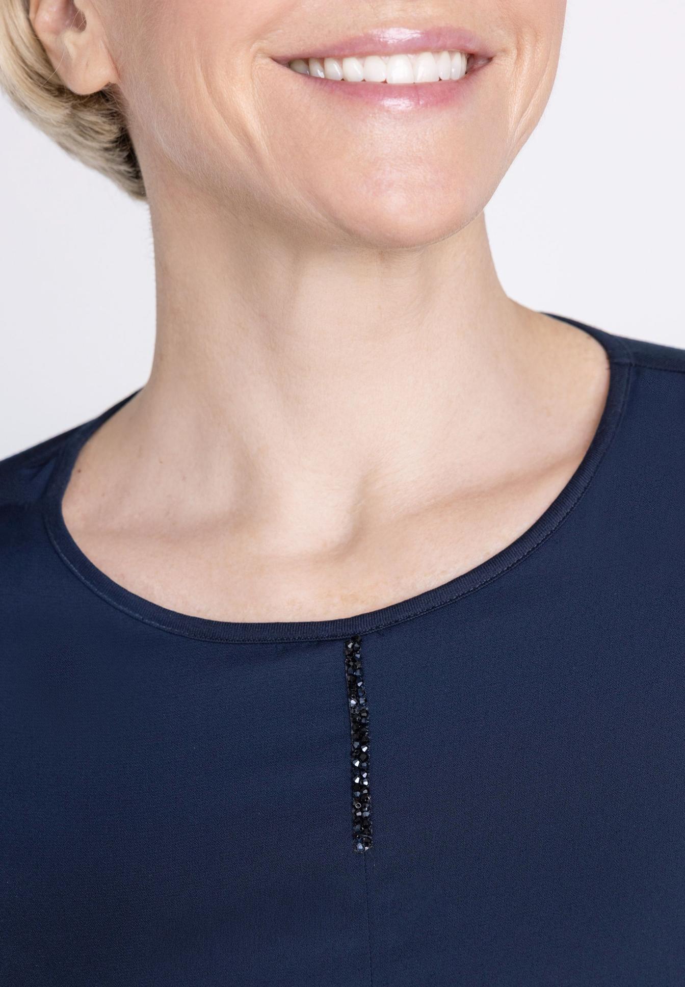Halsband, Bluse, Navy, Kleidung, Perlenspiegelung, dunkelblaues Oberteil, Rundhalsausschnitt, Schmuck-Detail, Glitzerstreifen, Kragennaht, Halslinie, Navy, Oberteil, Hals, Verzierung, Halsband, Bluse, Navy, Rundhals, Glitzernaht
