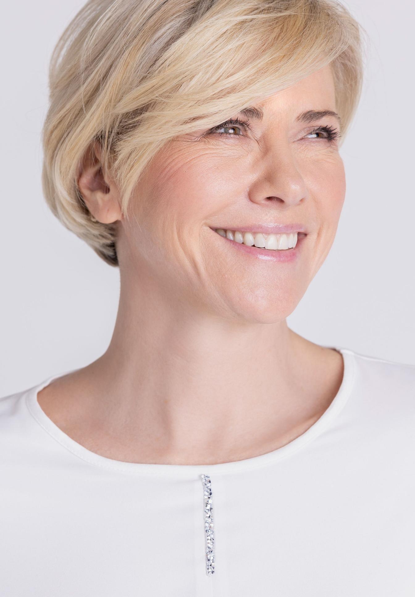 kurzhaar, blonde, damen, hautfarbe, weiße-bluse, haarschnitt, blond, kurzer-haarschnitt, lachen, haut