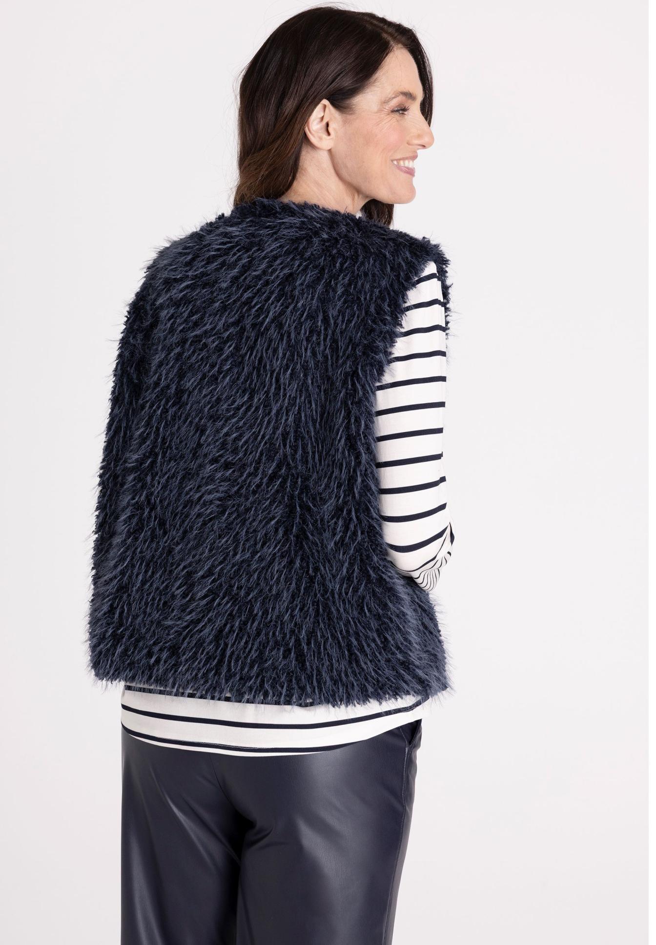 Faux fur vest, Navy vest, Sleeveless vest, Fluffy texture, Outerwear layer, Weste, Fellweste, Farbe: Dunkelblau, Strickjacke, Mantel-Alternative, Fauxer fur Weste, Navy Weste, Ärmellose Weste, Texturierte Felloptik, Damen Weste