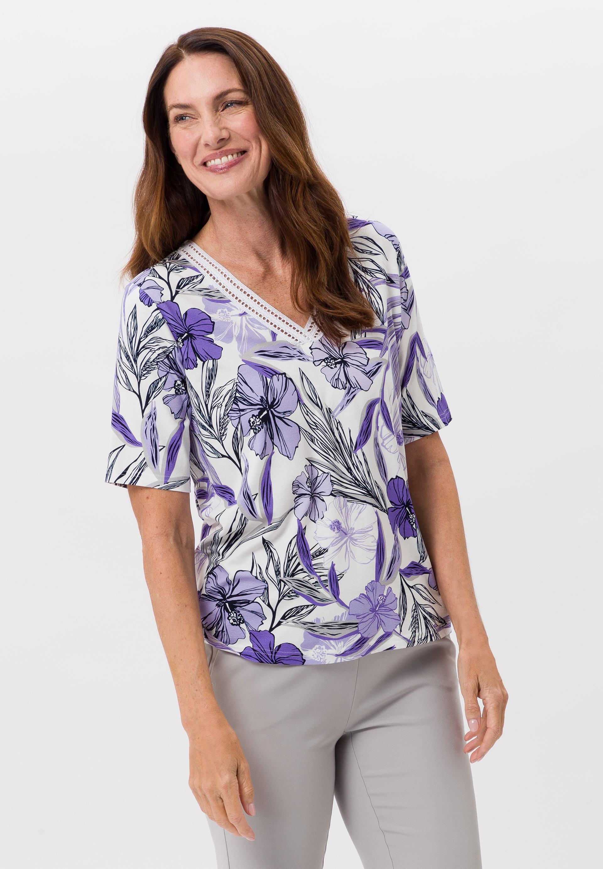 Shirt mit femininer Hohlsaumborte - Bild 1 Shirt mit femininer Hohlsaumborte - Bild 1