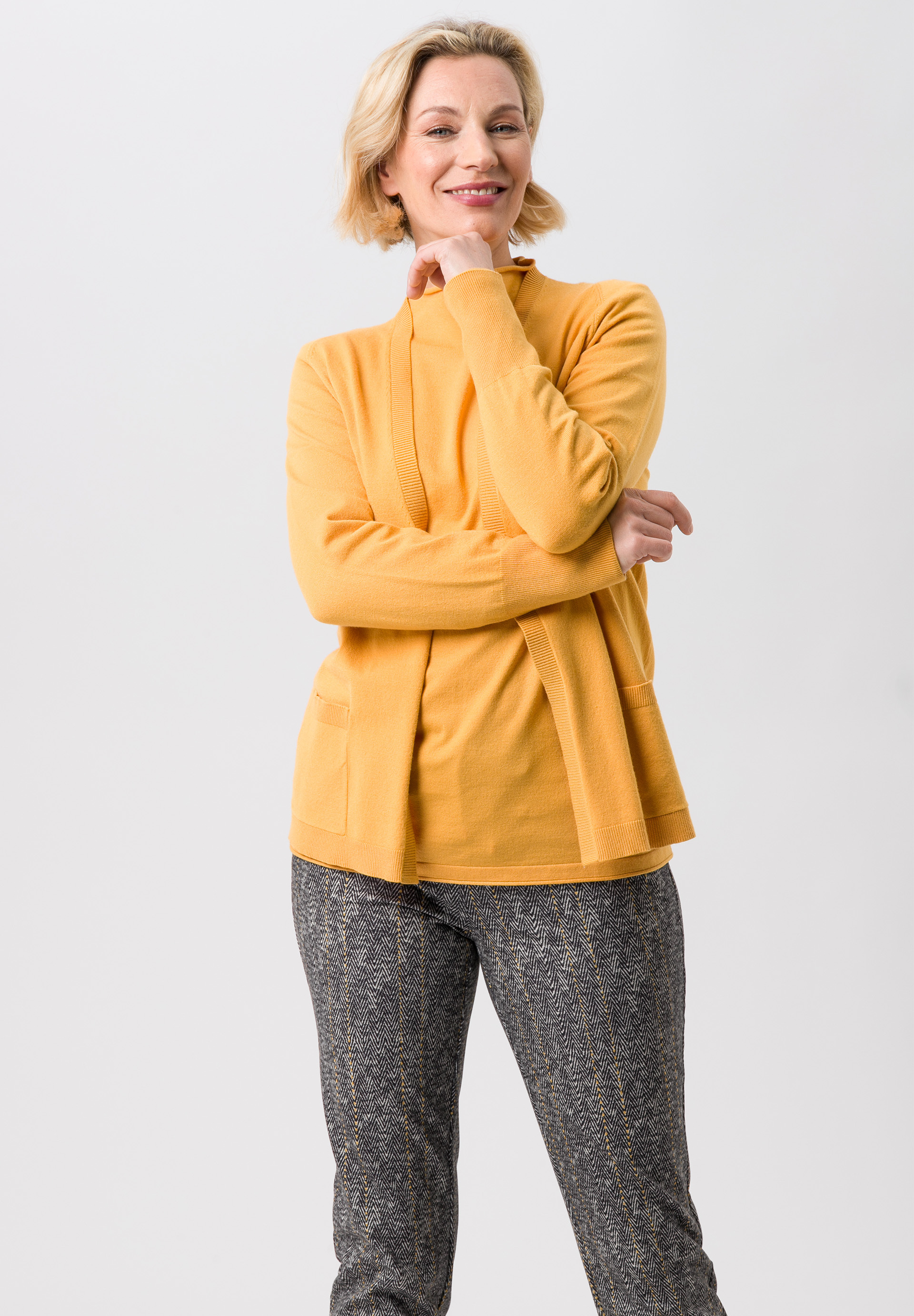 Cardigan mit praktischen Saumtaschen - Bild 1 Mantel, Langarm, Person, Pullover, Gesicht, Mantel, Langarm, Person, Pullover, Gesicht, Mantel, Langarm, Person, Pullover, Gesicht, Mantel, Langarm, Person, Pullover, Gesicht, Mantel, Langarm, Person, Pullover, Gesicht