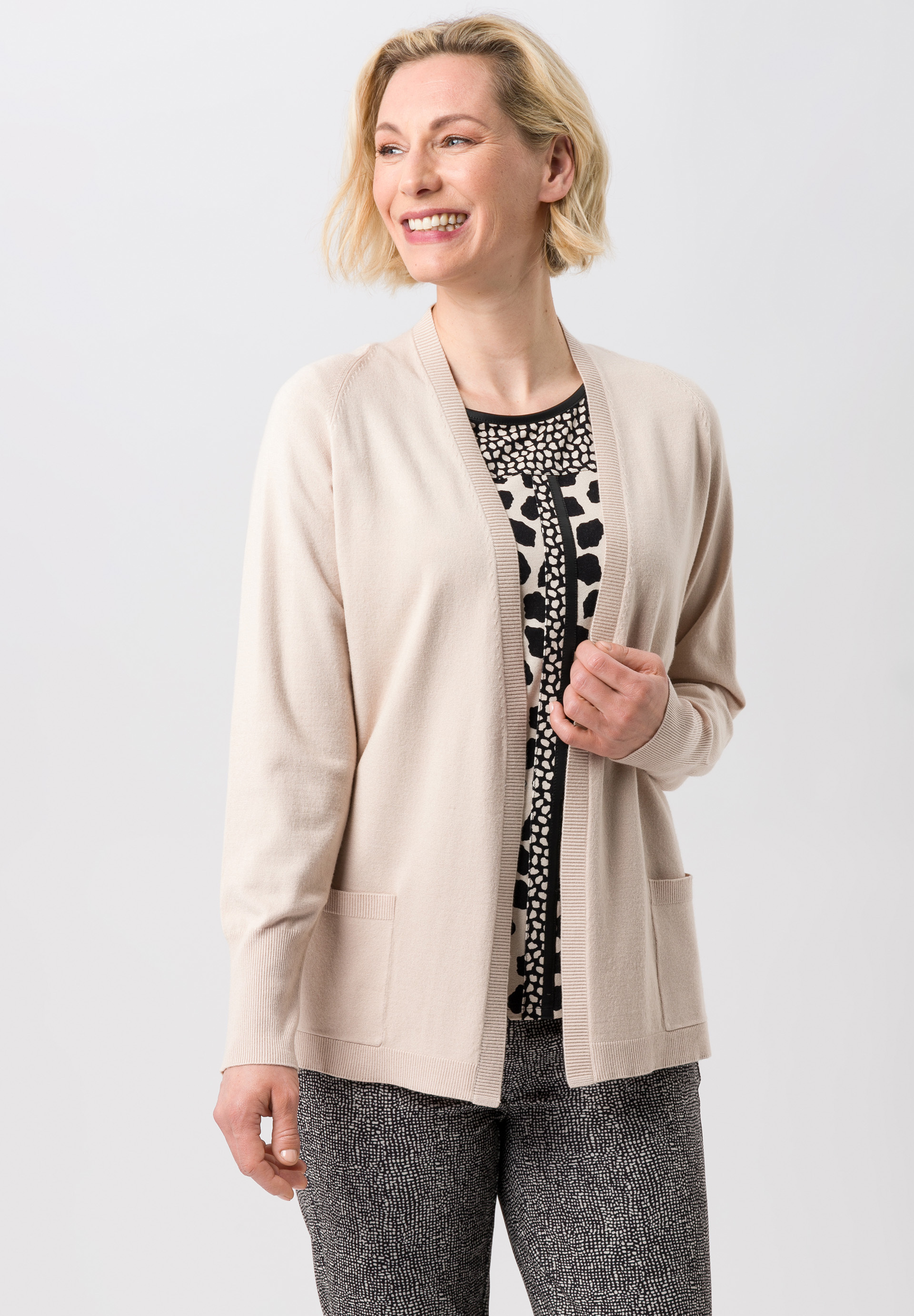 Strickjacke mit praktischen Saumtaschen - Produktbild 1