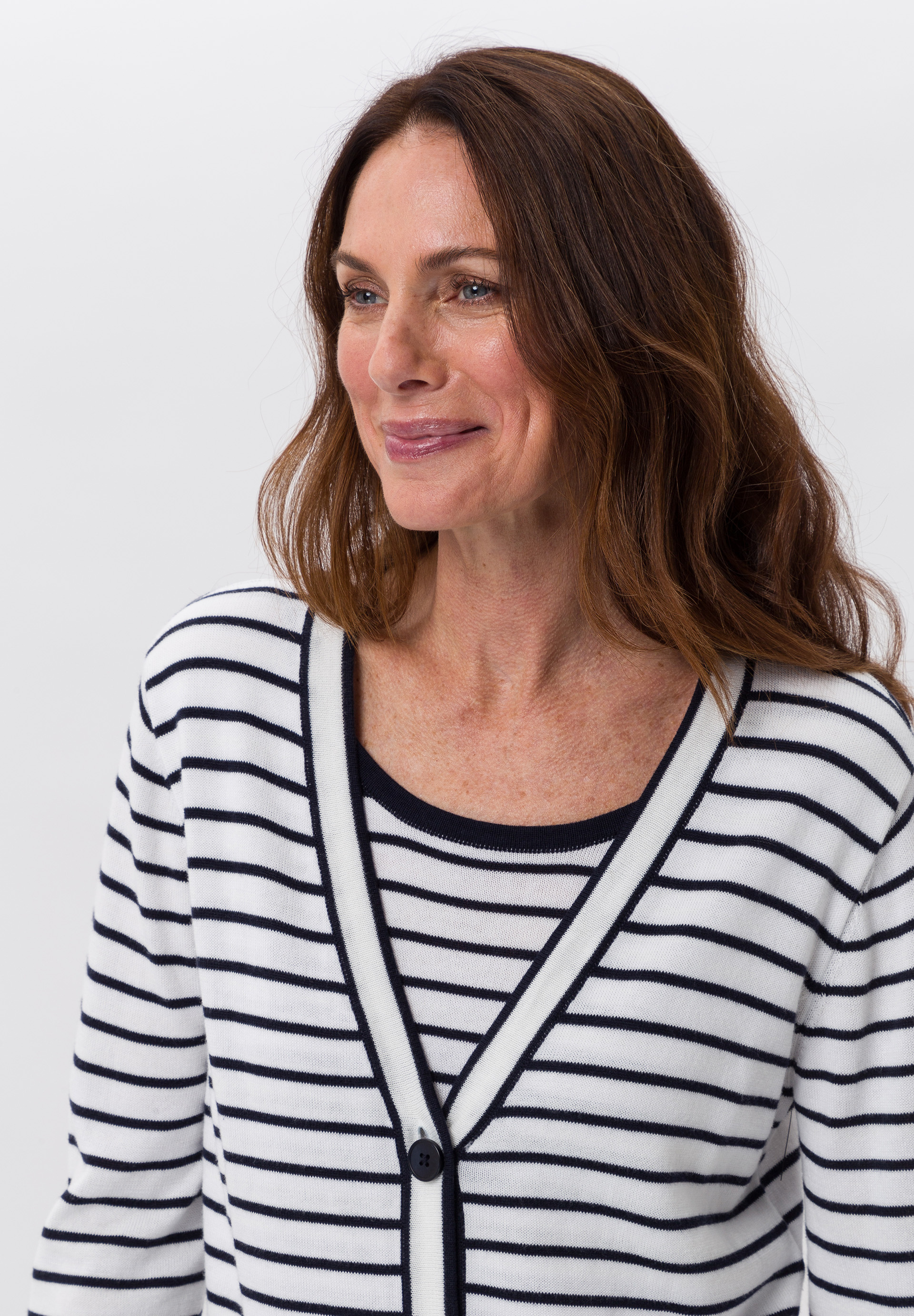 Feinstrickjacke in lässsig sportiver Two-in-One Optik - Bild 4 Feinstrickjacke in lässsig sportiver Two-in-One Optik - Bild 4