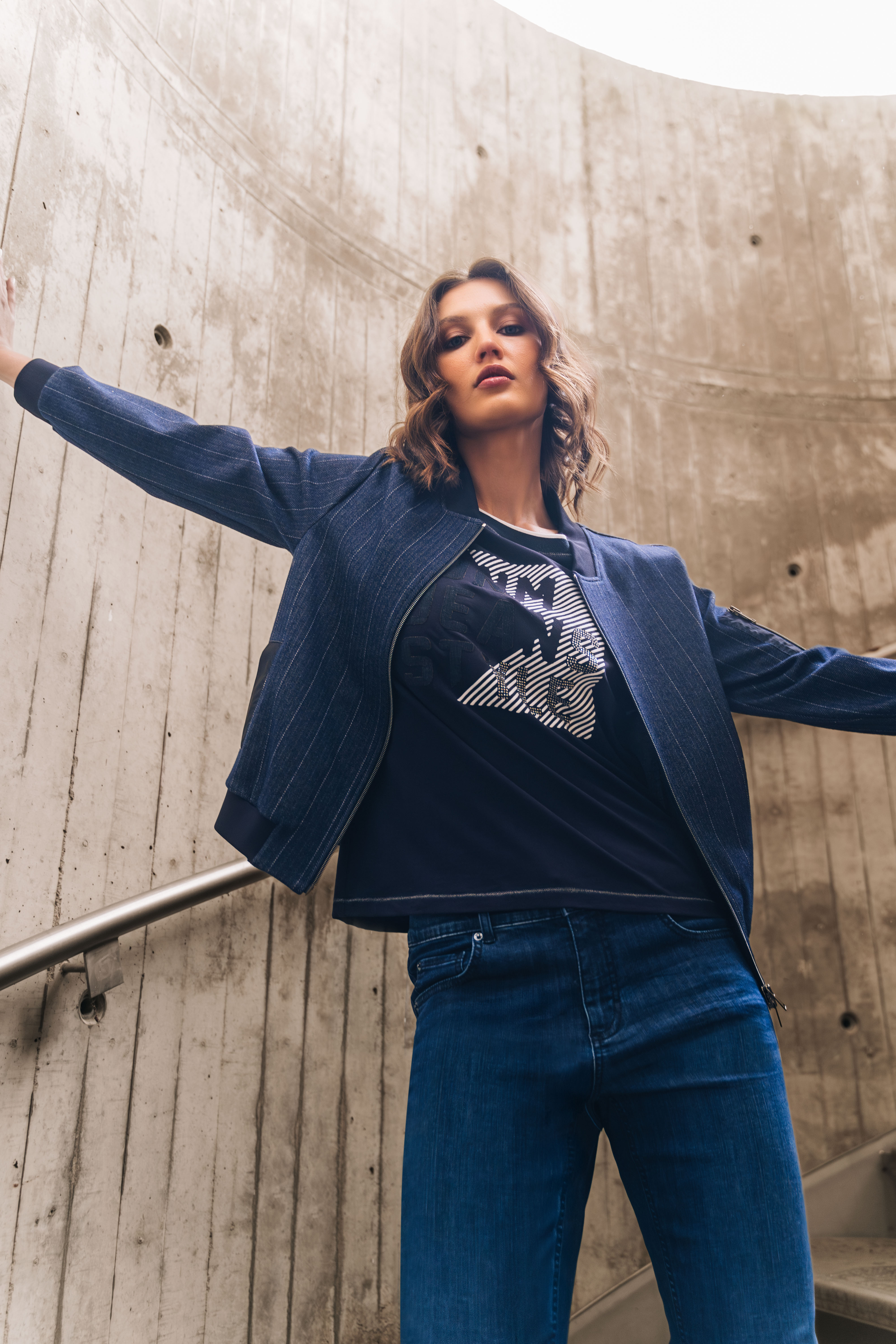 Hosen, Jeans, Person, Lächeln, Jacke