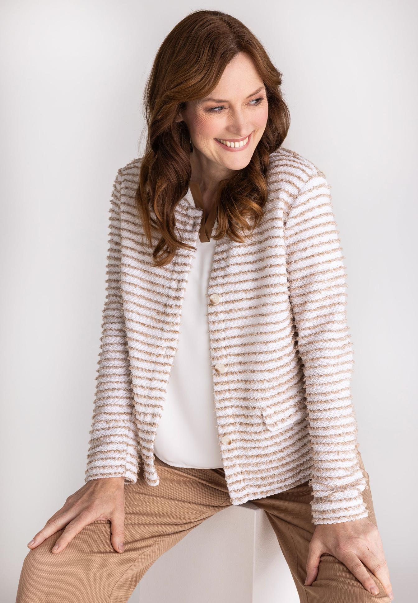 jacke, strickjacke, beige, streifen, damenversion, Jacquard jacket, Striped cardigan, Beige knit, Long-sleeve jacket, Textured blazer, Strickjacke, Beige, gestreift, Knopfjacke, Langarm