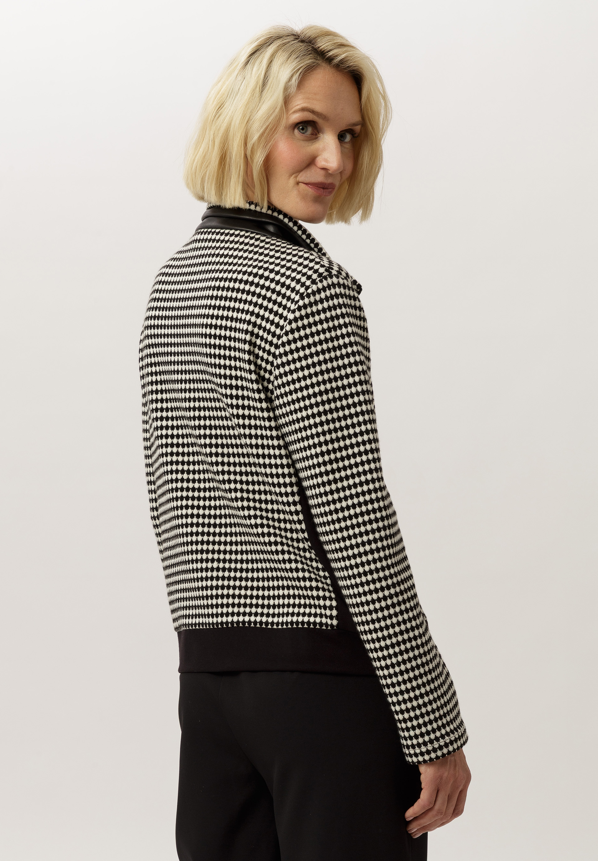 Strickblazer in moderner Optik - Bild 2 Langarm, Mantel, Erwachsener, Person, Frau, Langarm, Mantel, Erwachsener, Person, Frau, Langarm, Mantel, Erwachsener, Person, Frau