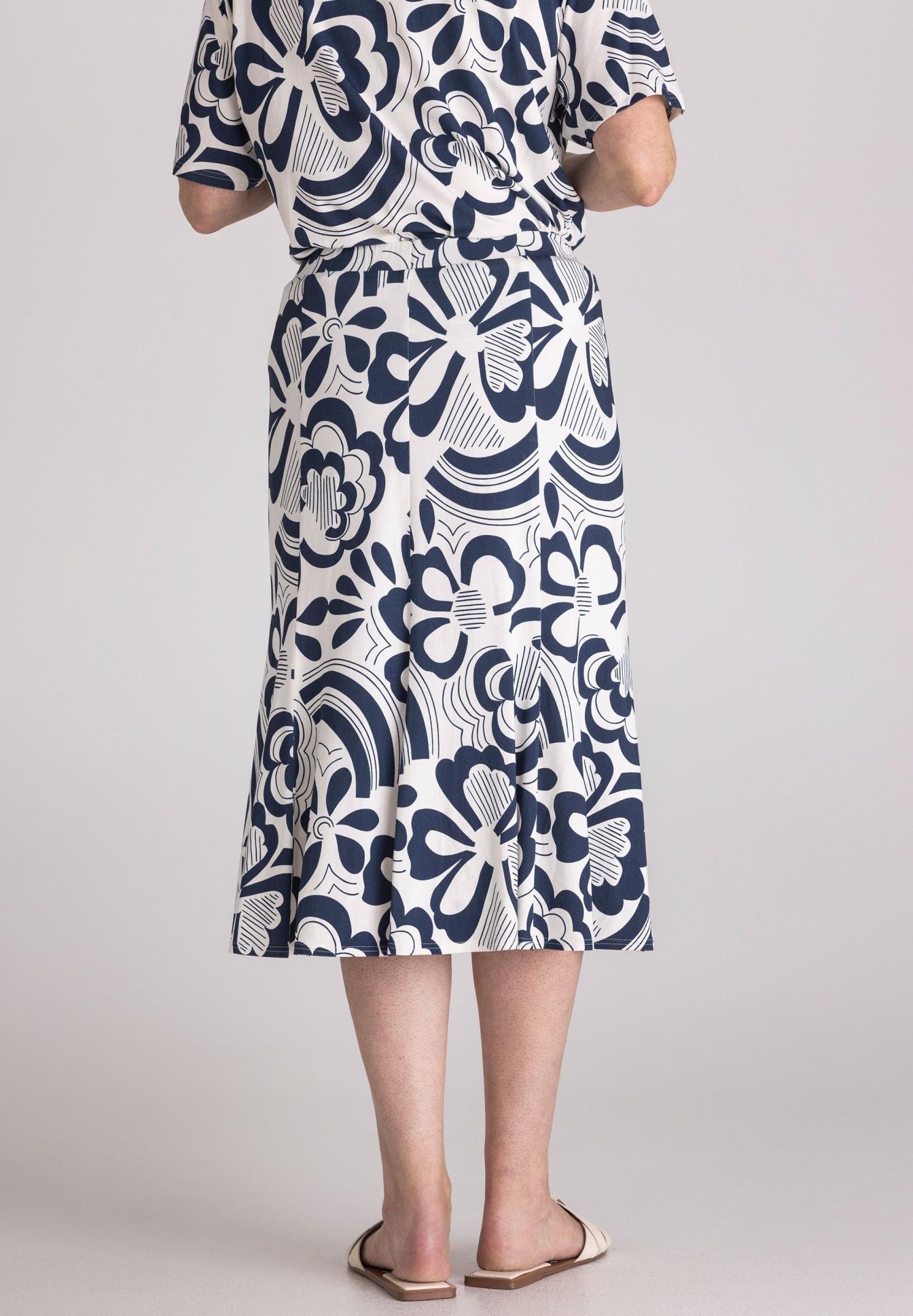 **description** not provided, Kleid, midikleid, blau weißes Muster, blumiges Muster