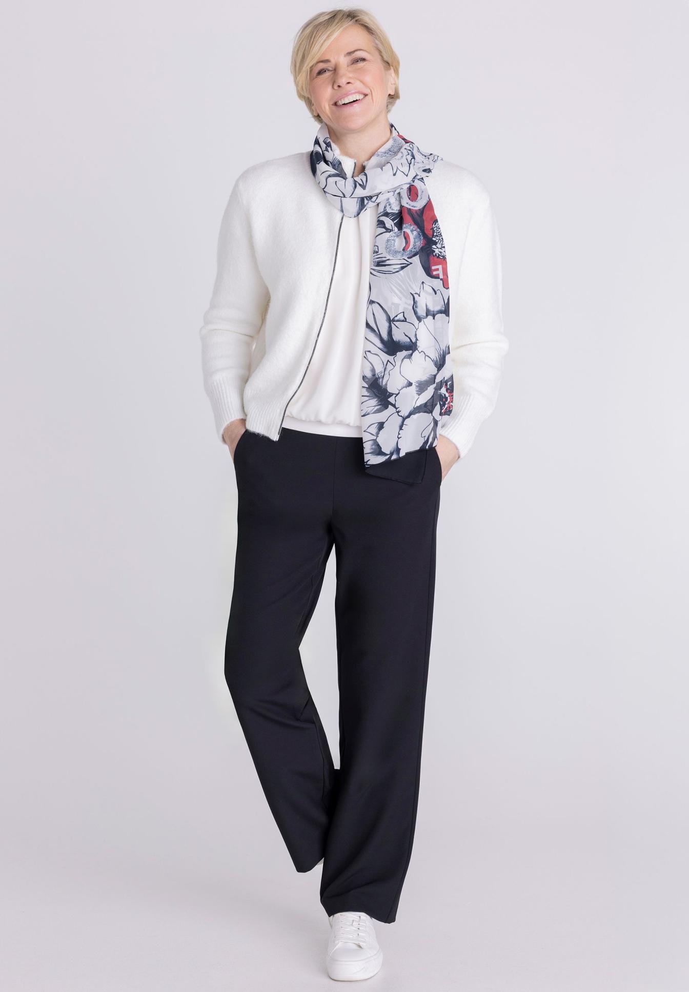 Damenpullover, weißer Cardigan, bedruckter Schal, Blumenmuster, dunkle Stoffhose