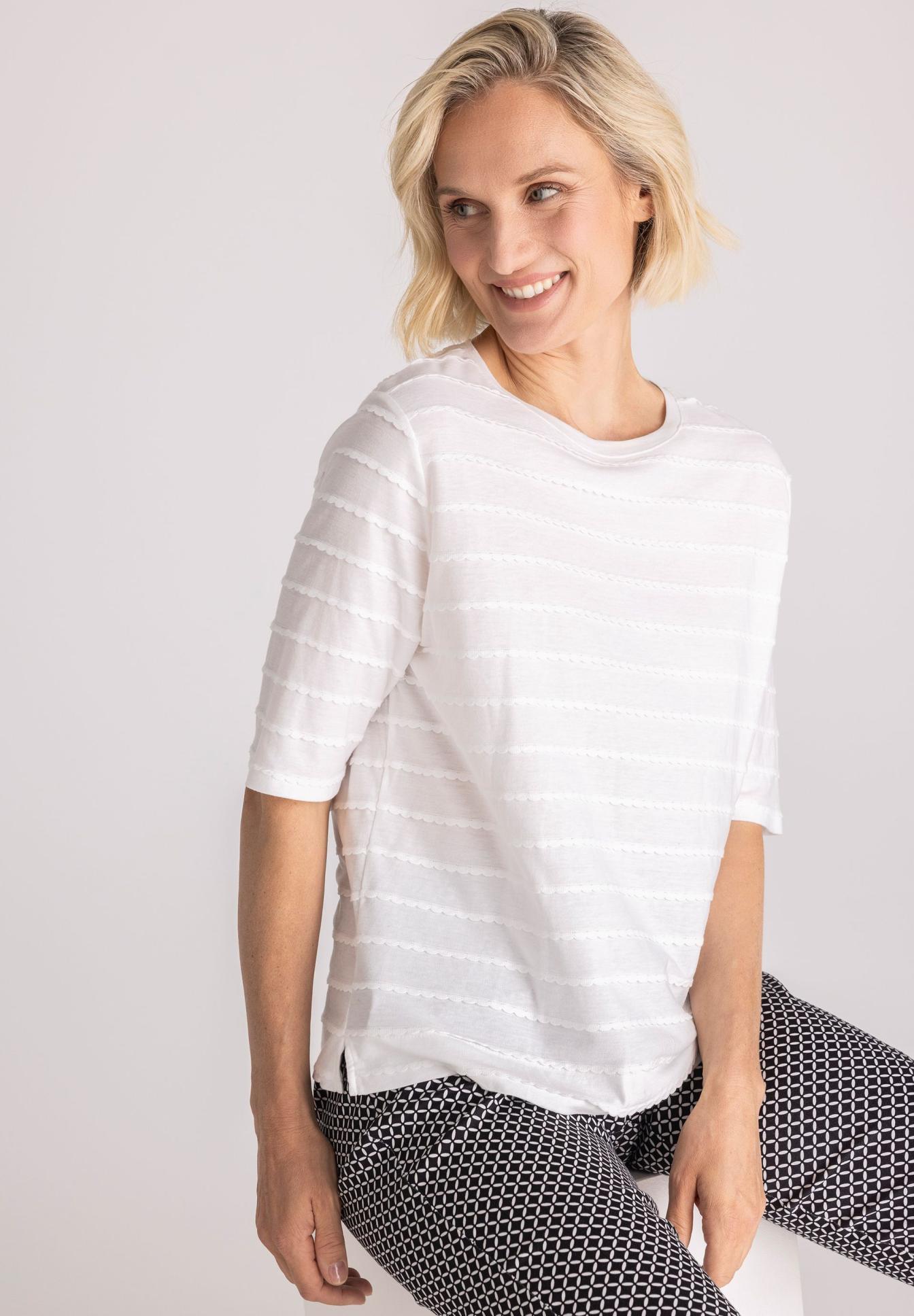 T-Shirt, Halbarm, weiß, gestreift, Casual, T-Shirt, Streifen, Weiß, Kurzarm, Layered texture, weiße Bluse, Rundhals, gestreiftes Muster, Kurzarm, Kunstfaser, Weißes Oberteil, Striped Shirt, Kurzarm, Rundhals, leichter Stoff