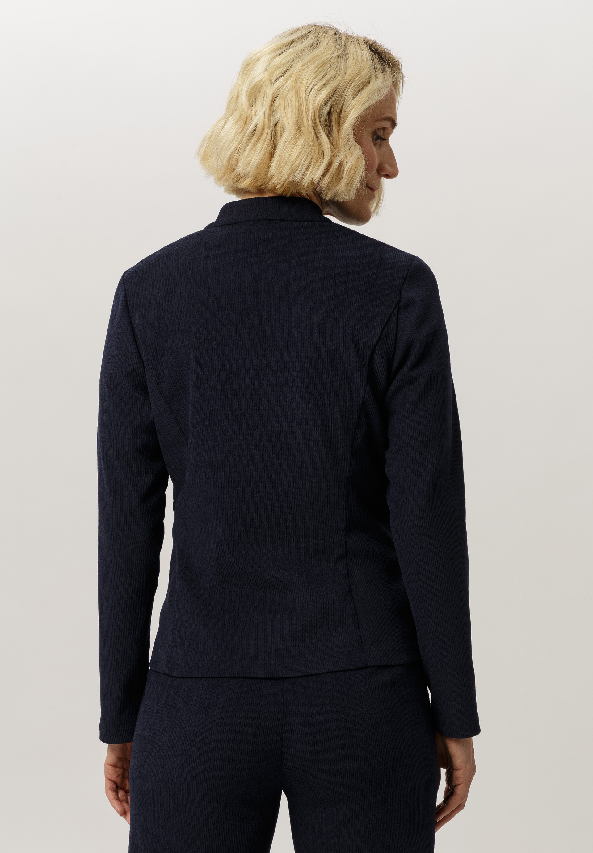Conceal broad shoulders