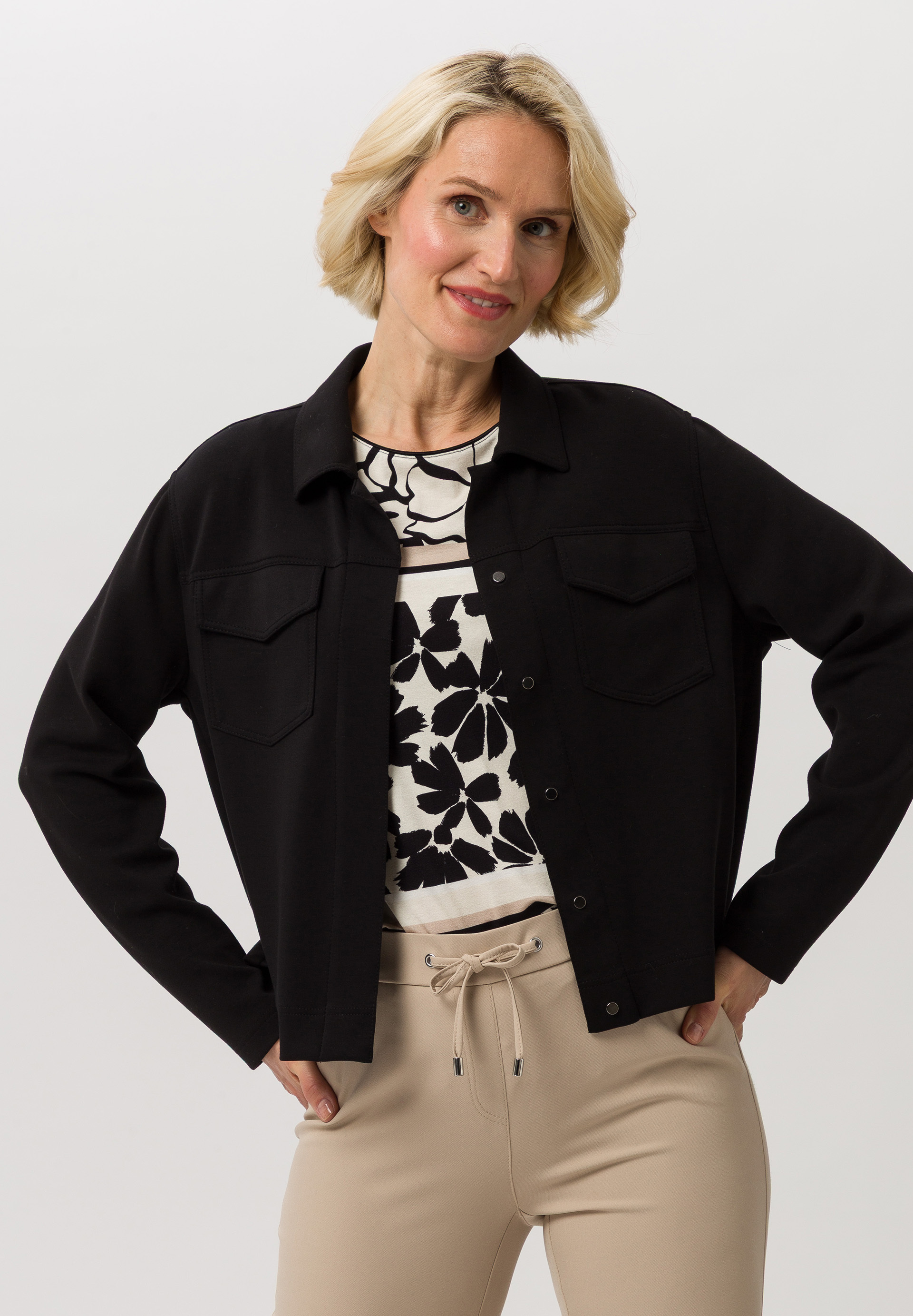Blazerjacke mit verdeckten Druckknöpfen - Bild 1 Mantel, Jacke, Blazer, Langarm, Person, Mantel, Jacke, Blazer, Langarm, Person, Mantel, Jacke, Blazer, Langarm, Person, Mantel, Jacke, Blazer, Langarm, Person, Mantel, Jacke, Blazer, Langarm, Person, Mantel, Jacke, Blazer, Langarm, Person