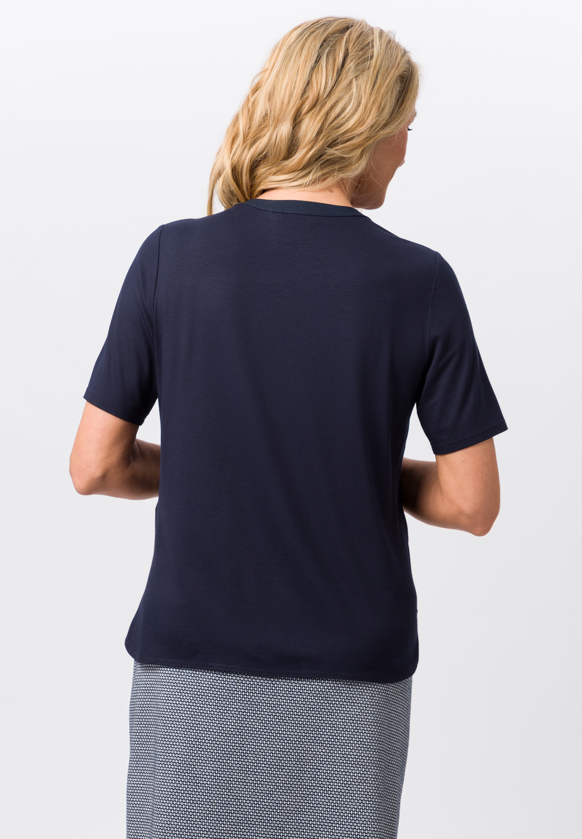 Blusenshirt mit geschlitztem Rundhalsausschnitt - Bild 2